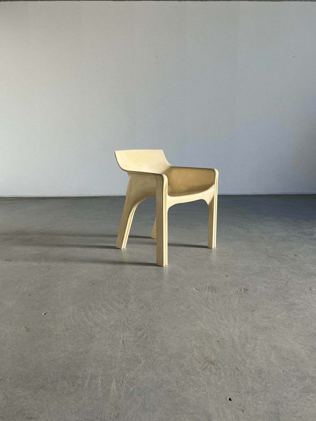 White 'Gaudi' Chair By Vico Magistretti For Artemide, Vintage Collectible Early Model, 1970s Space Age Era