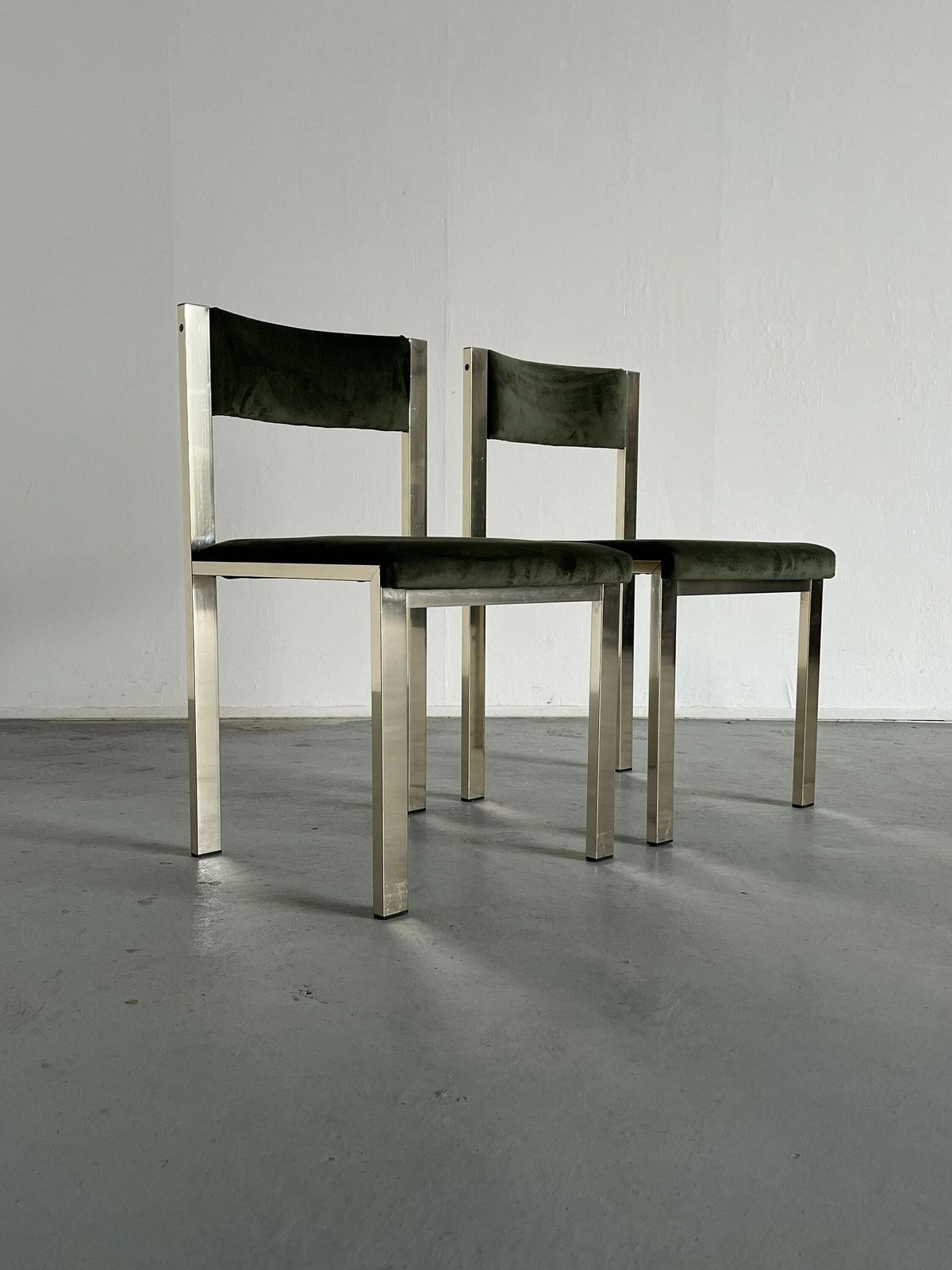Pair Of Italian Modernist Chairs In Chrome Metal And Green Velvet By Interoffice Italy, 1970s photo for sale
