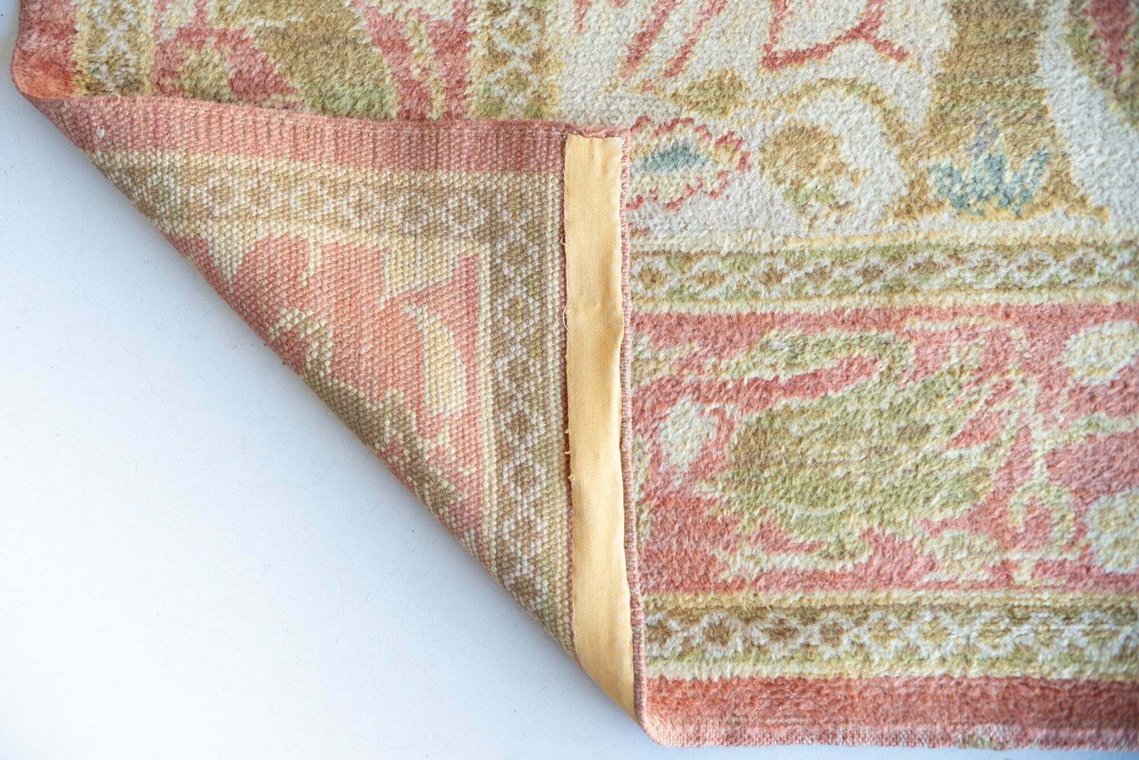 Groot Handgeweven Vintage Spaans Tapijt Met Exotische Figuren photo Textiel