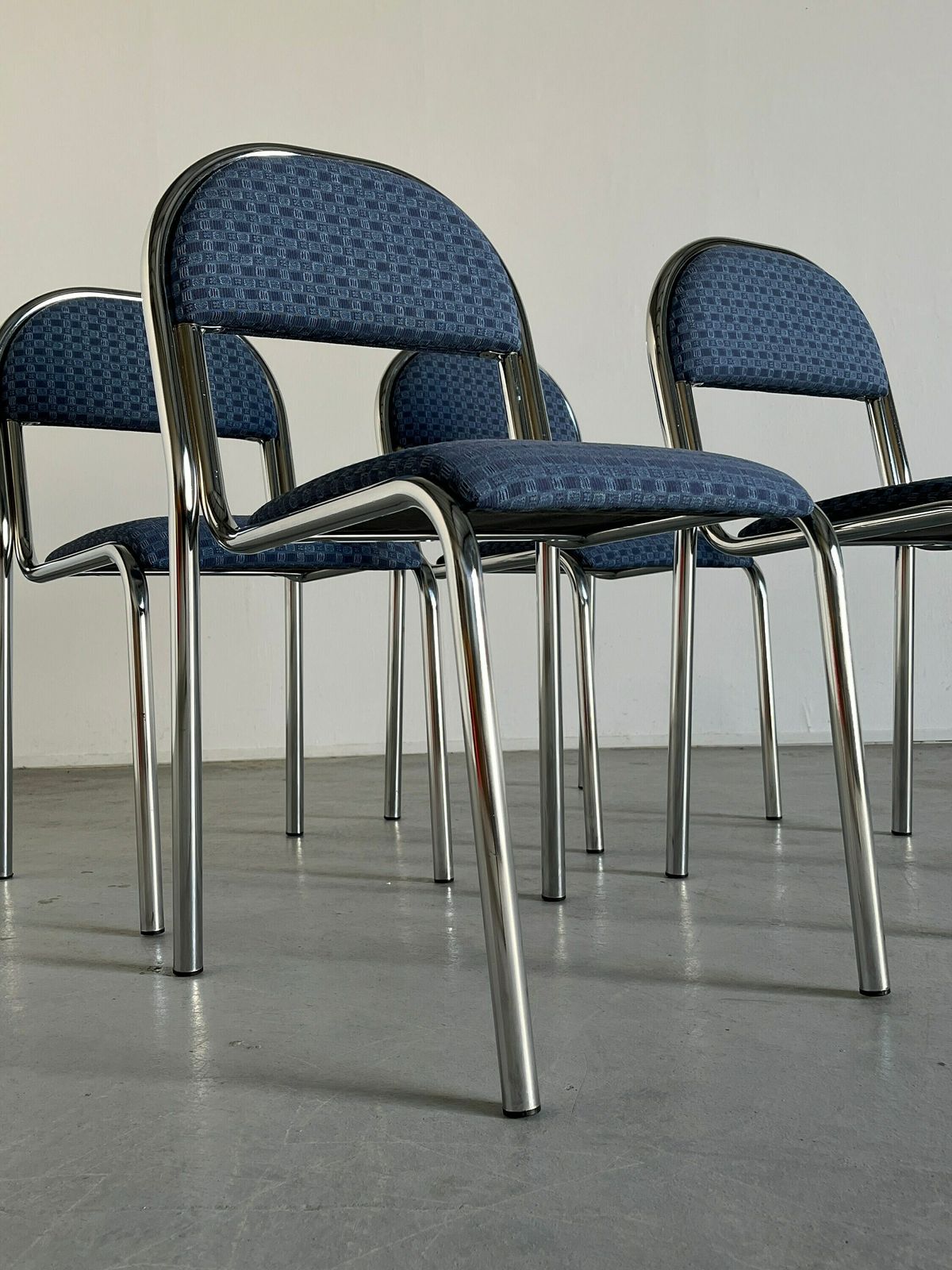 Set Of 4 Vintage Italian Bauhaus Style Curved Chrome Tubular Steel Stackable Dining Chairs, 1980s Italy photo vinterior