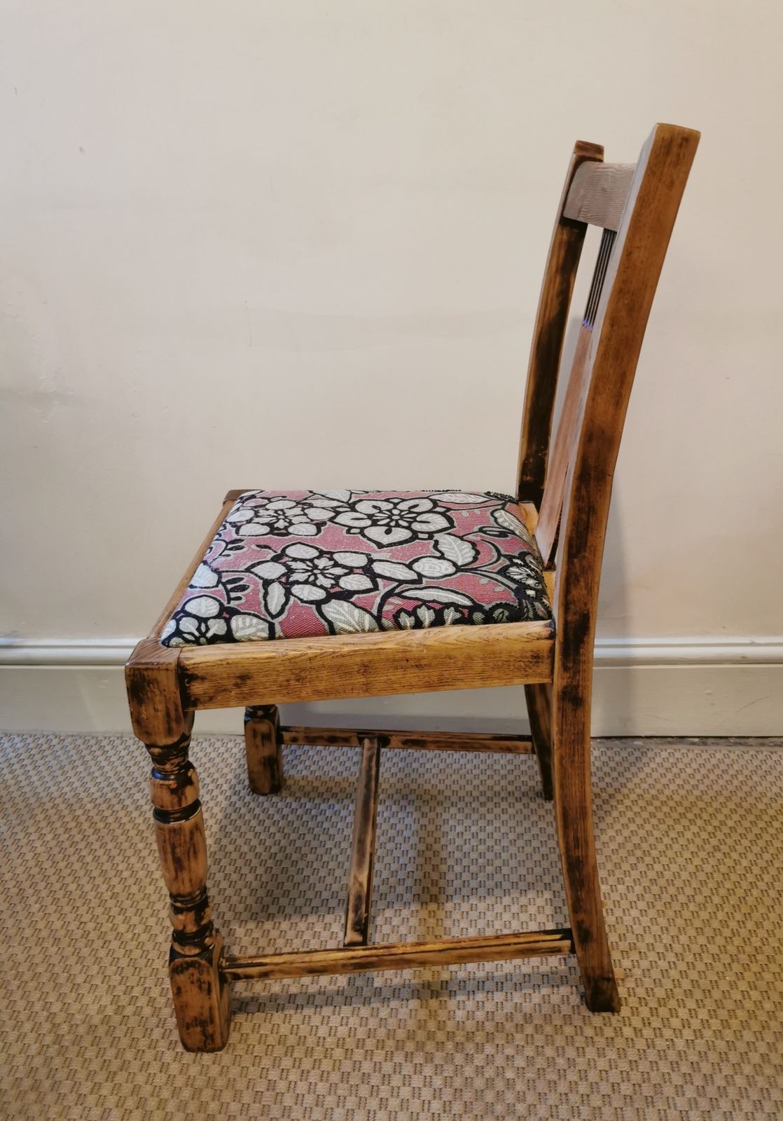 Set Of Four Unique Re Upholstered Solid Hard Wood Dining Chairs With Luxury Fabric Cushions photo 90.0