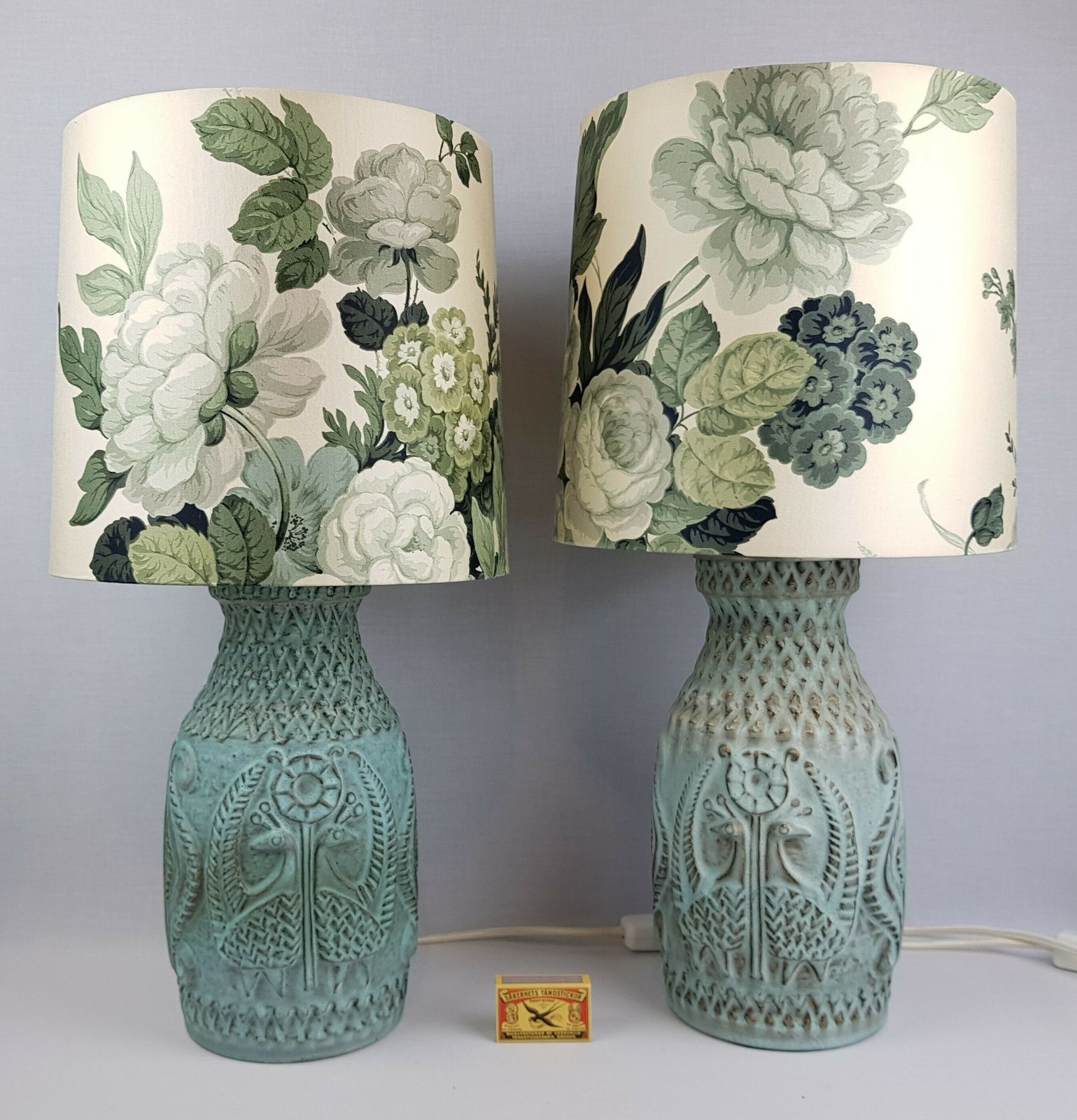 Set Of 2 Vintage Bay Ceramic Table Lamps With Birds Relief Decor, Incl. Original Lampshades Green And Grey Flower Decor 1970s photo furniture
