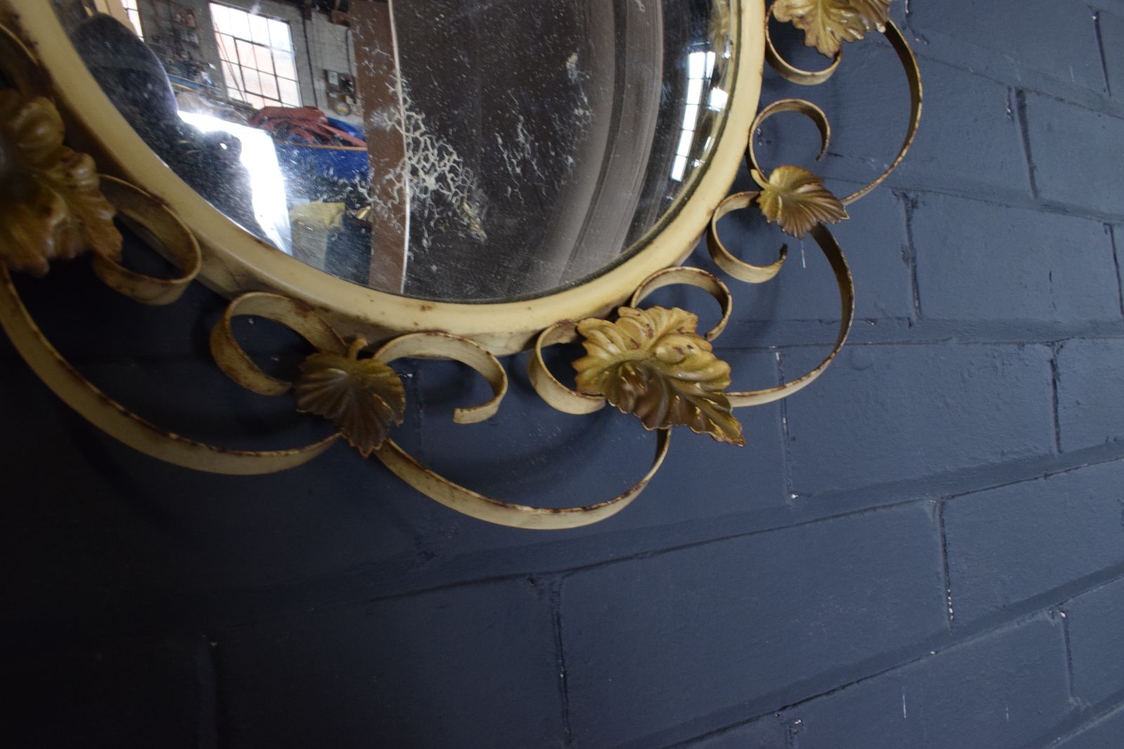 Round Convex Garden Room Mirror photo 100.0