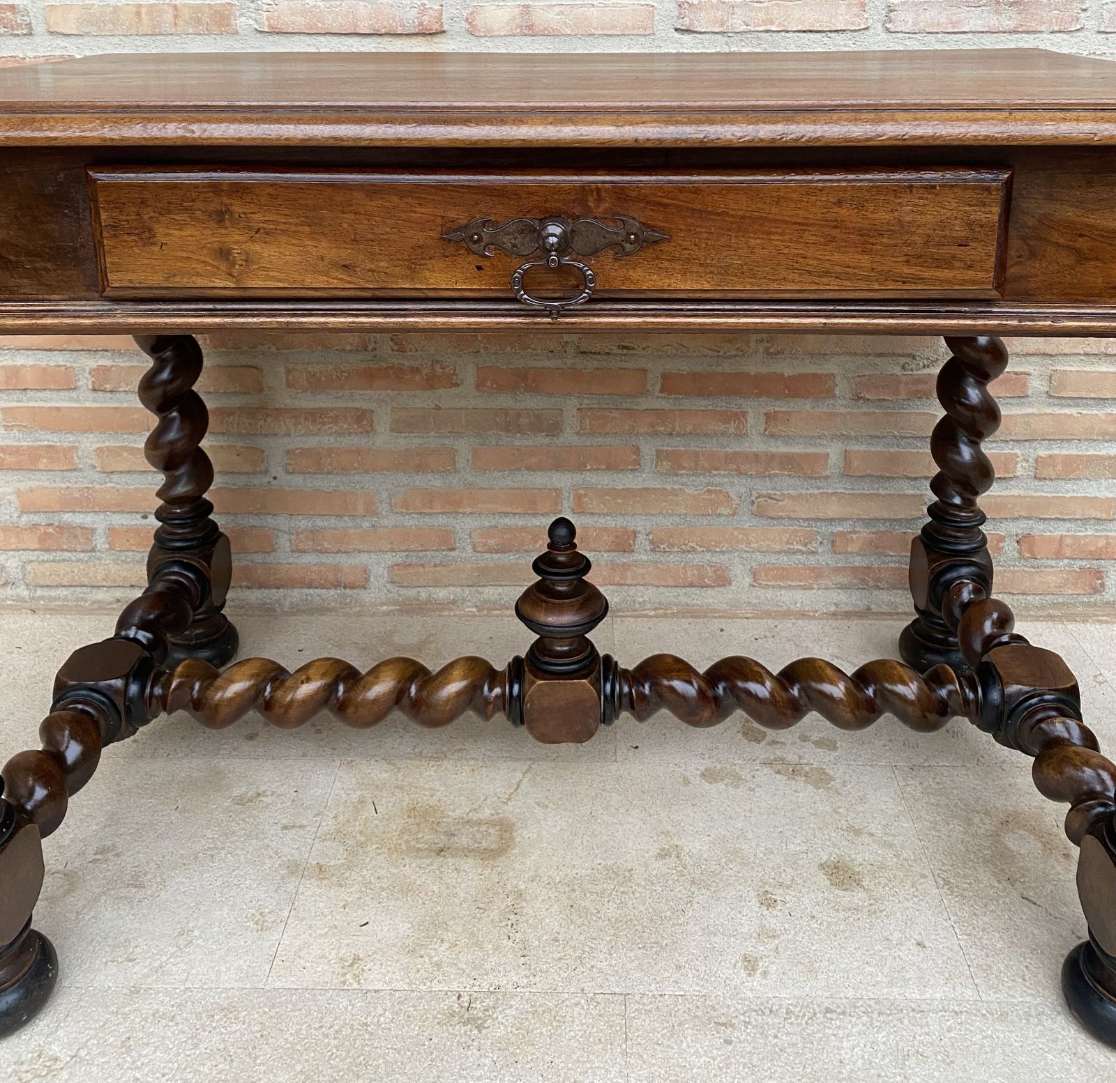 photo furniture Early 19th Century French Walnut Work Table Or Desk With One Drawer