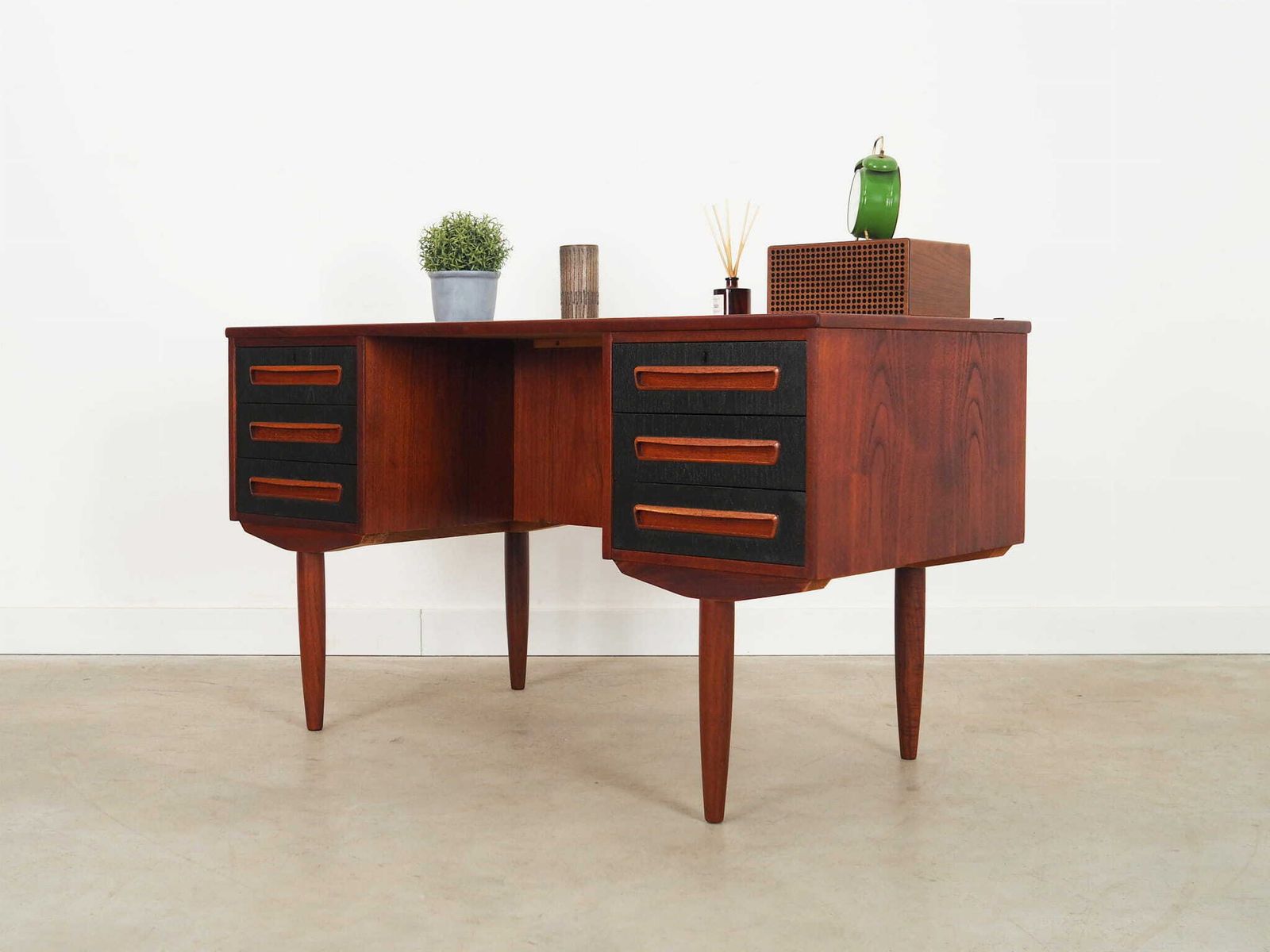 Teakhouten Bureau, Deens Design, Jaren 1970, Fabrikant: A.P. Møbler Svenstrup photo for sale