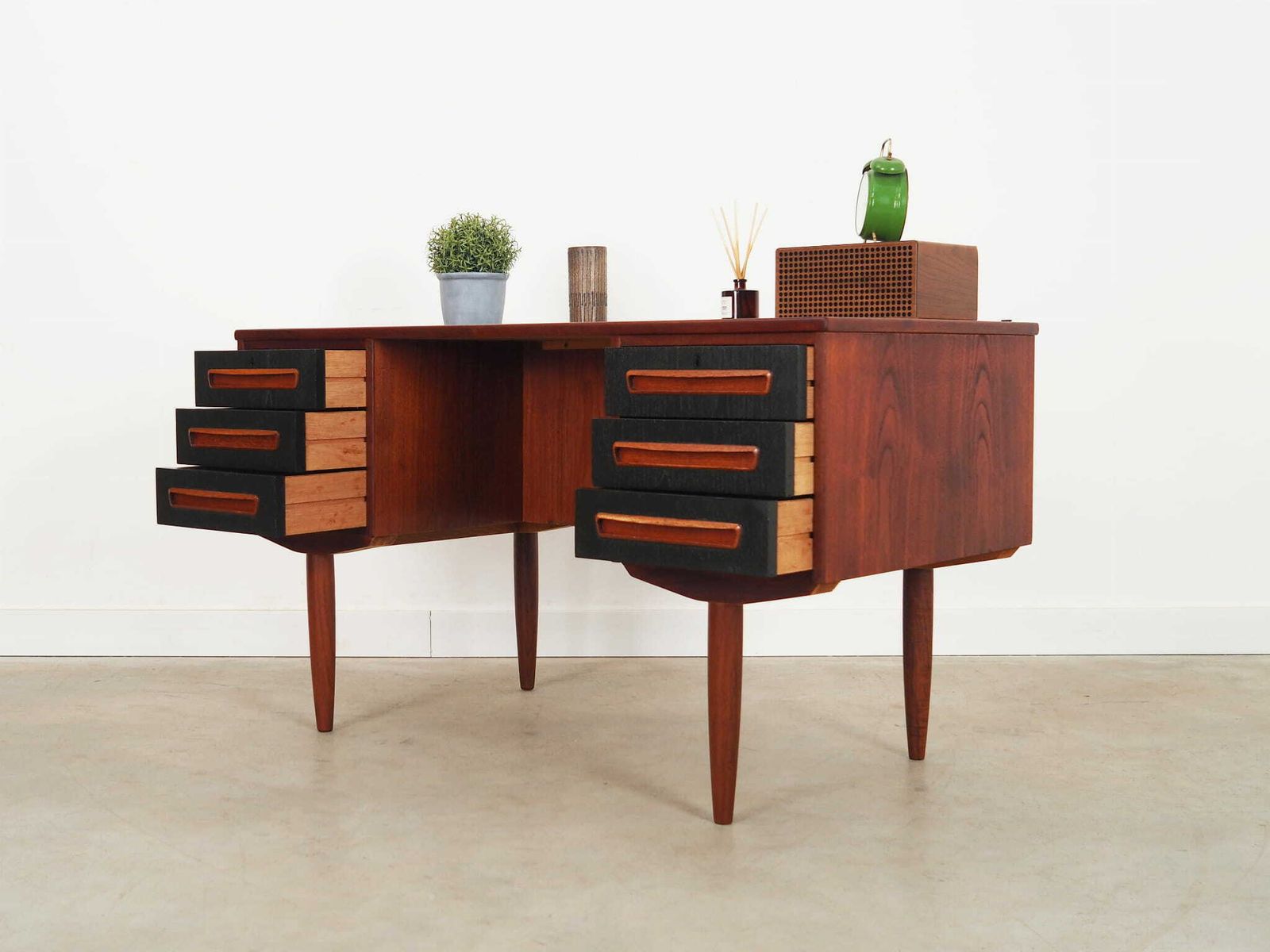 Teakhouten Bureau, Deens Design, Jaren 1970, Fabrikant: A.P. Møbler Svenstrup photo Meubels
