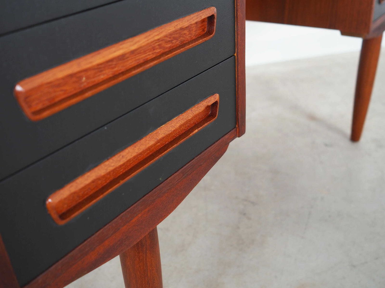 photo for sale Teakhouten Bureau, Deens Design, Jaren 1970, Fabrikant: A.P. Møbler Svenstrup