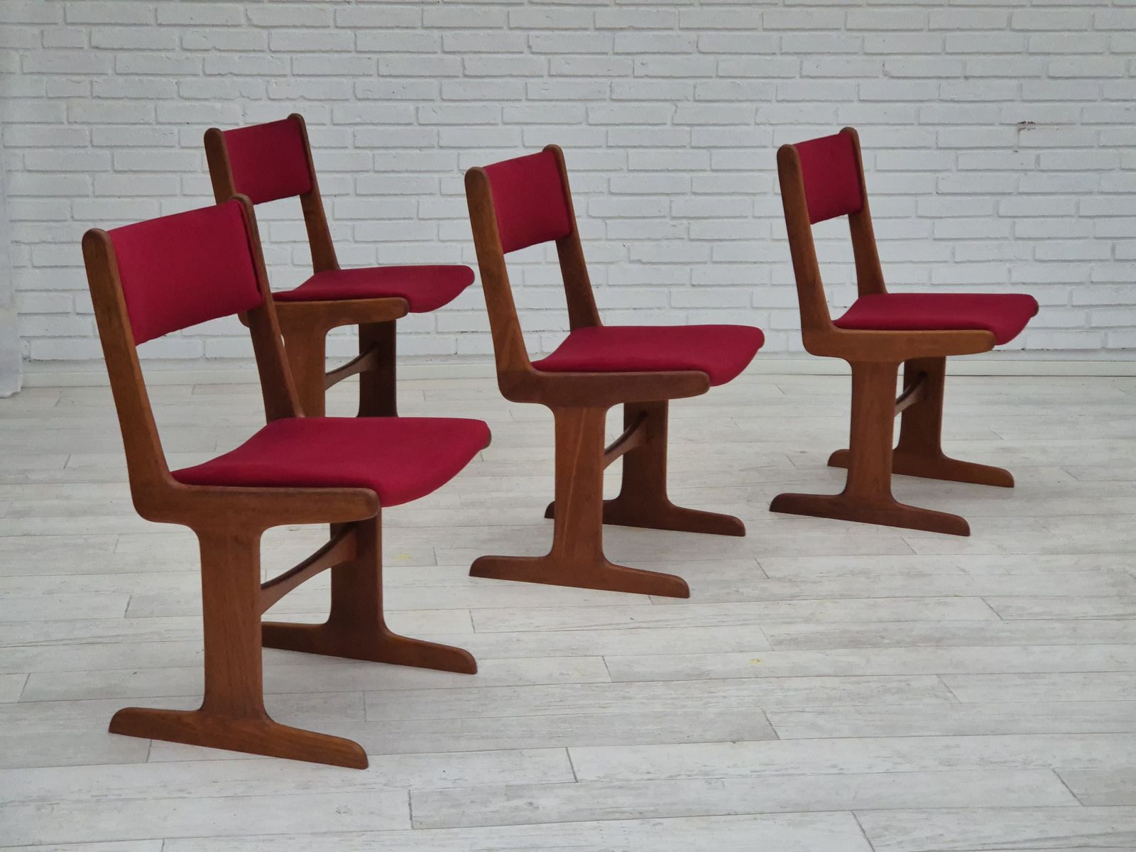 Ca. Jaren 1970, Set Van 4 Opnieuw Beklede Deense Stoelen, Teakhout, Kersenrood Meubelvelours. photo for sale