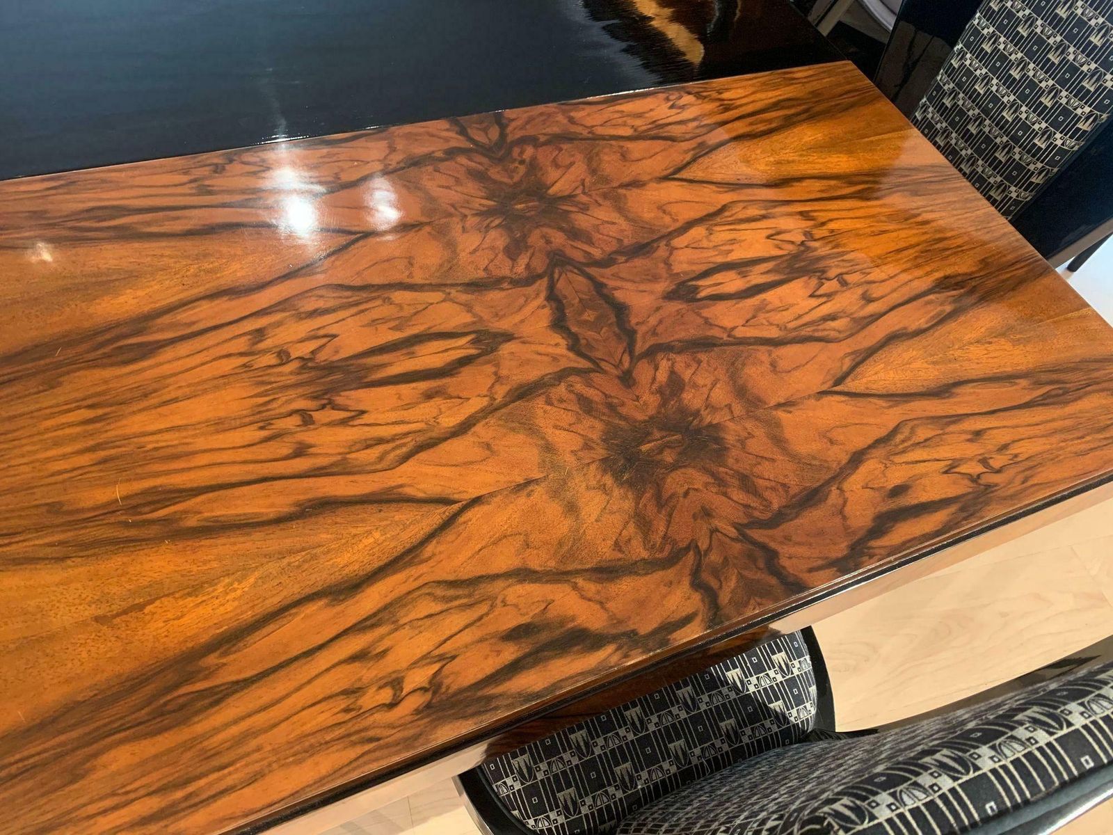 photo vinterior Expandable Art Deco Dining Table, Amazing Walnut Veneer, France, Circa 1930