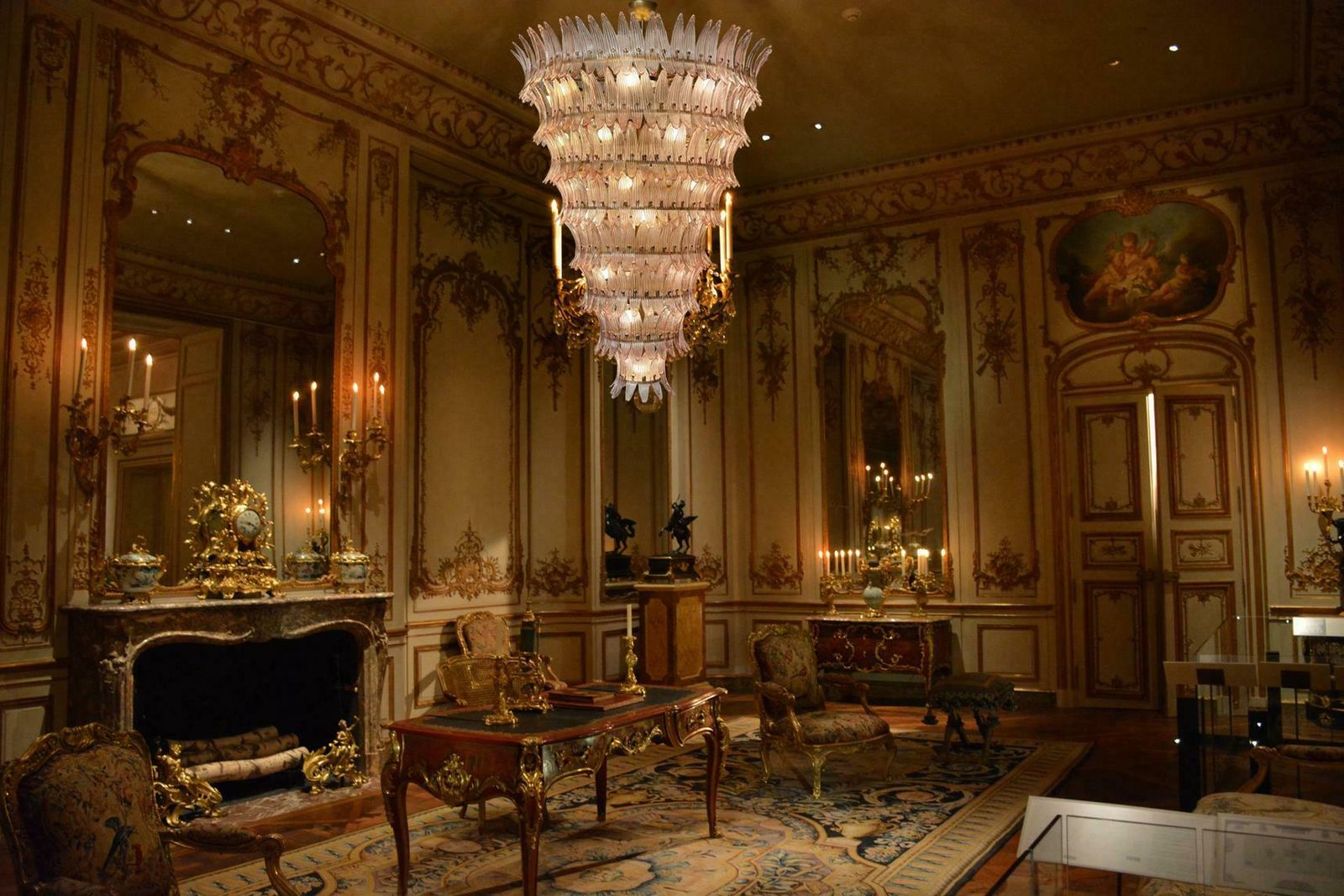 photo furniture Giant Royal Pink Palmette Chandelier, Murano