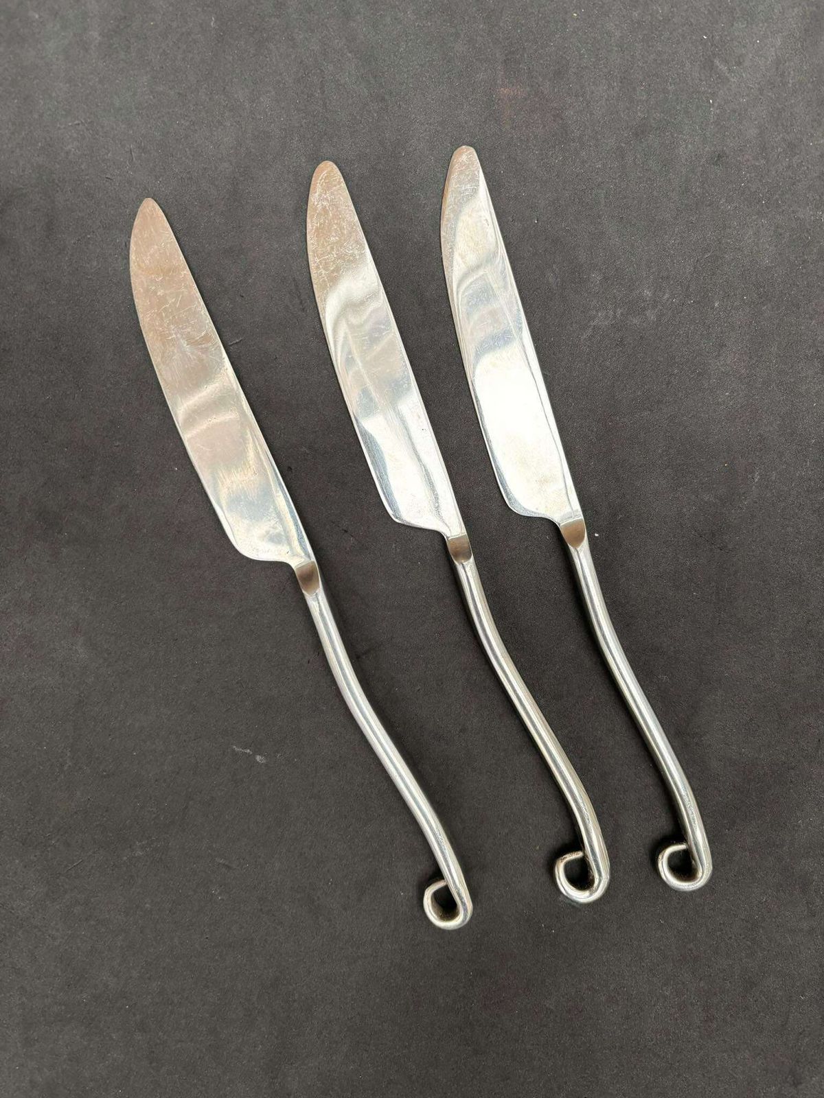 Set Van 3 Gesmede Messen – Bestek Met Gedraaide Uiteinden, Spiraalvorm, Brutalist Stijl, Middeleeuws Aandoend, Handgemaakt photo vintage