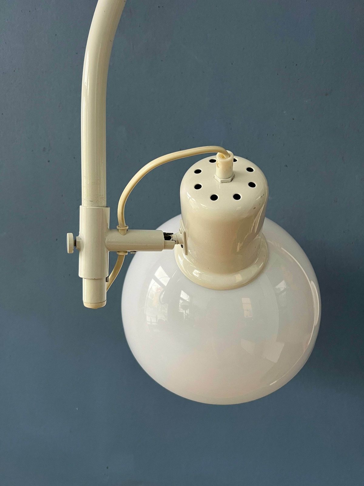 Witte Mid Century Herda Space Age Boogwandlamp photo vintage