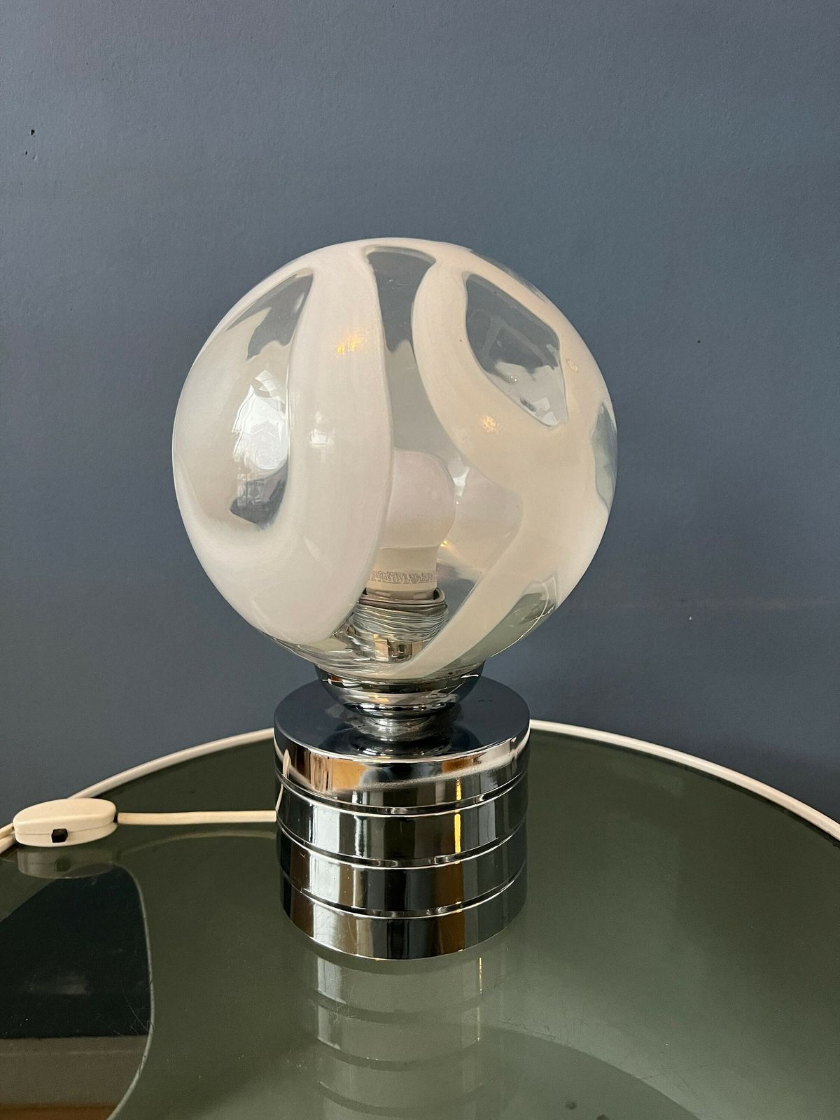 Mid Century Bureaulamp Met Glazen Kap En Chromen Voet photo 277.0