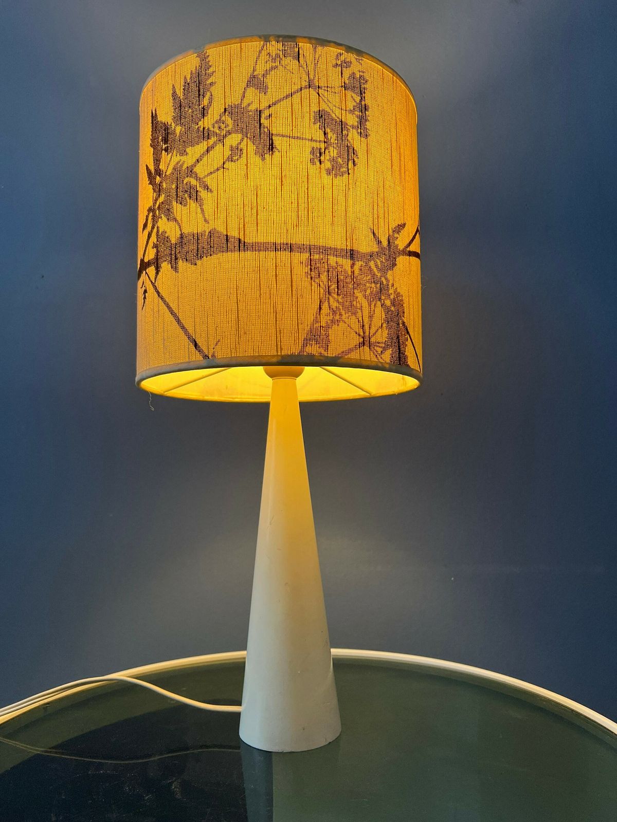 Elegante Mid Century Tafellamp Met Fraai Bewerkte Kap photo furniture