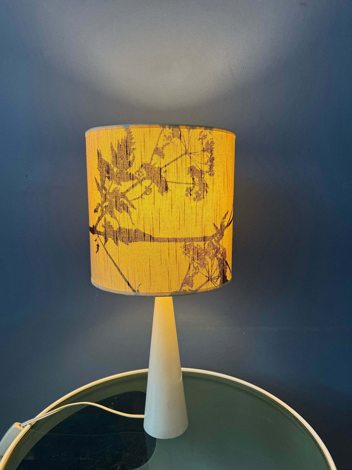 Elegante Mid Century Tafellamp Met Fraai Bewerkte Kap photo Verlichting