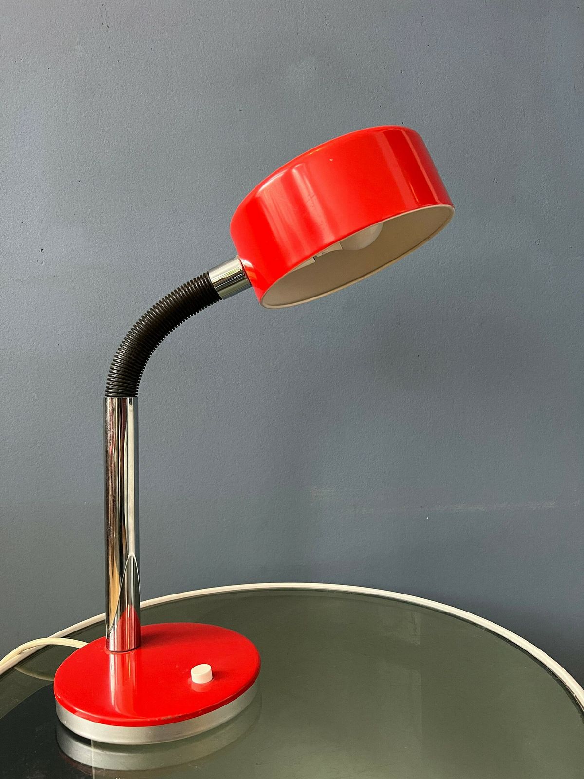 photo furniture Rode Verstelbare Mid Century Cosack Tafellamp
