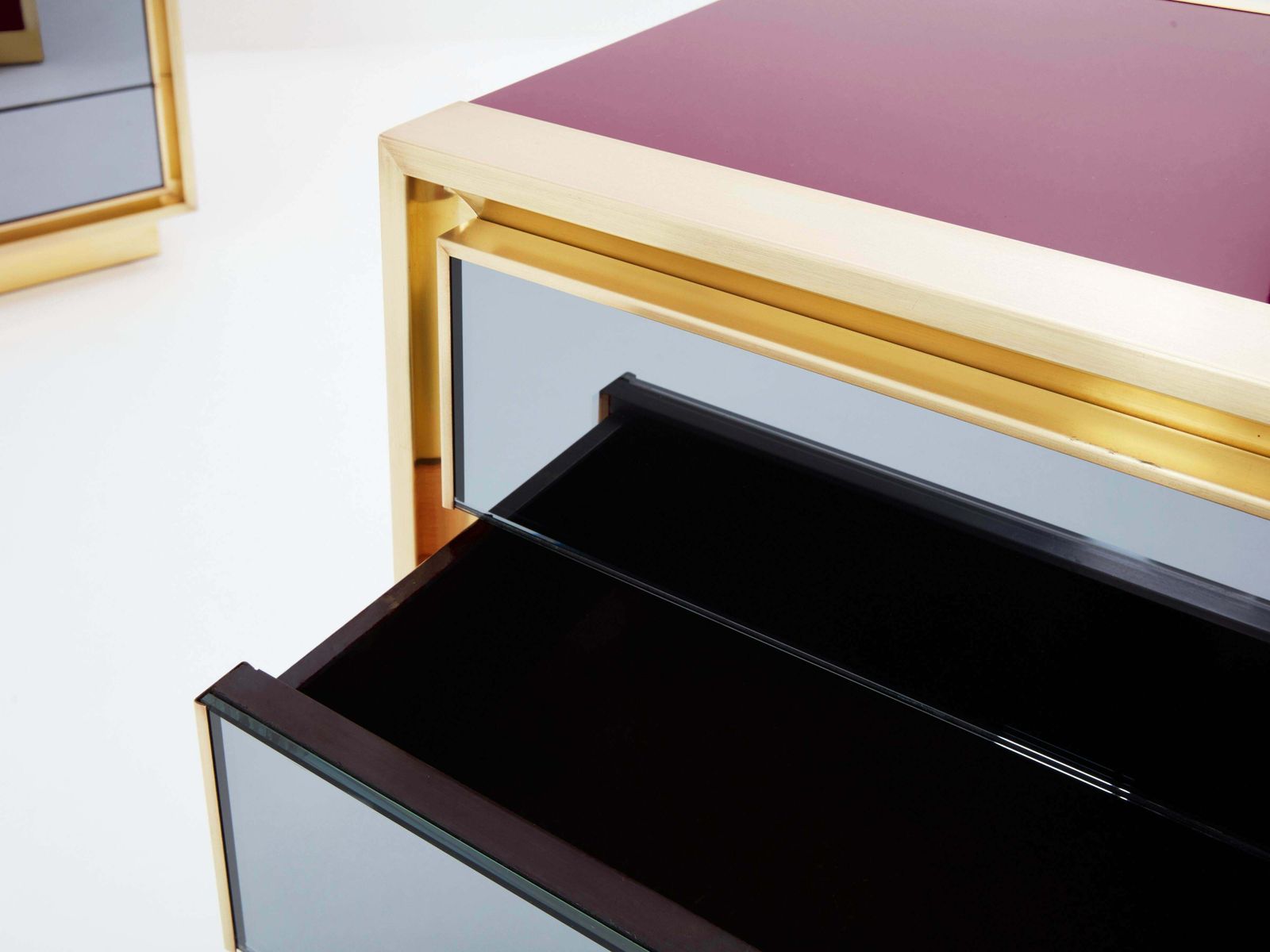 Tables de chevet Maison Jansen laquées framboise, laiton et miroir, années 1970 photo vintage
