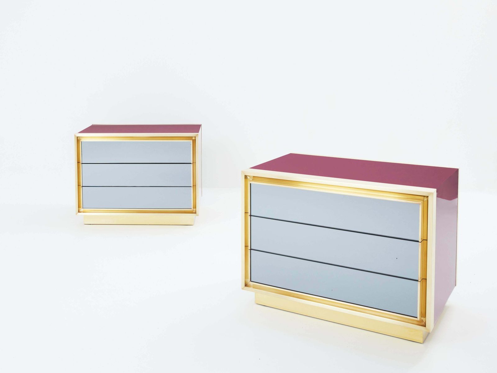 photo for sale Tables de chevet Maison Jansen laquées framboise, laiton et miroir, années 1970