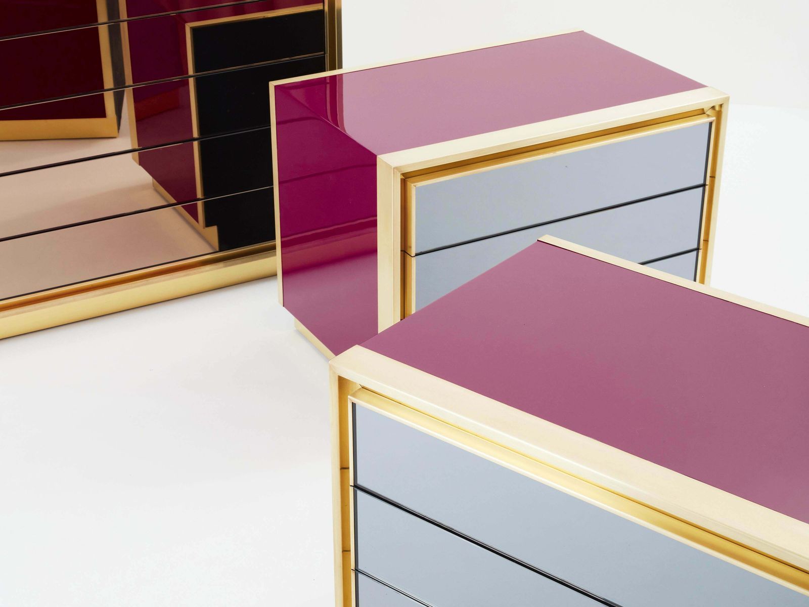 photo vinterior Tables de chevet Maison Jansen laquées framboise, laiton et miroir, années 1970