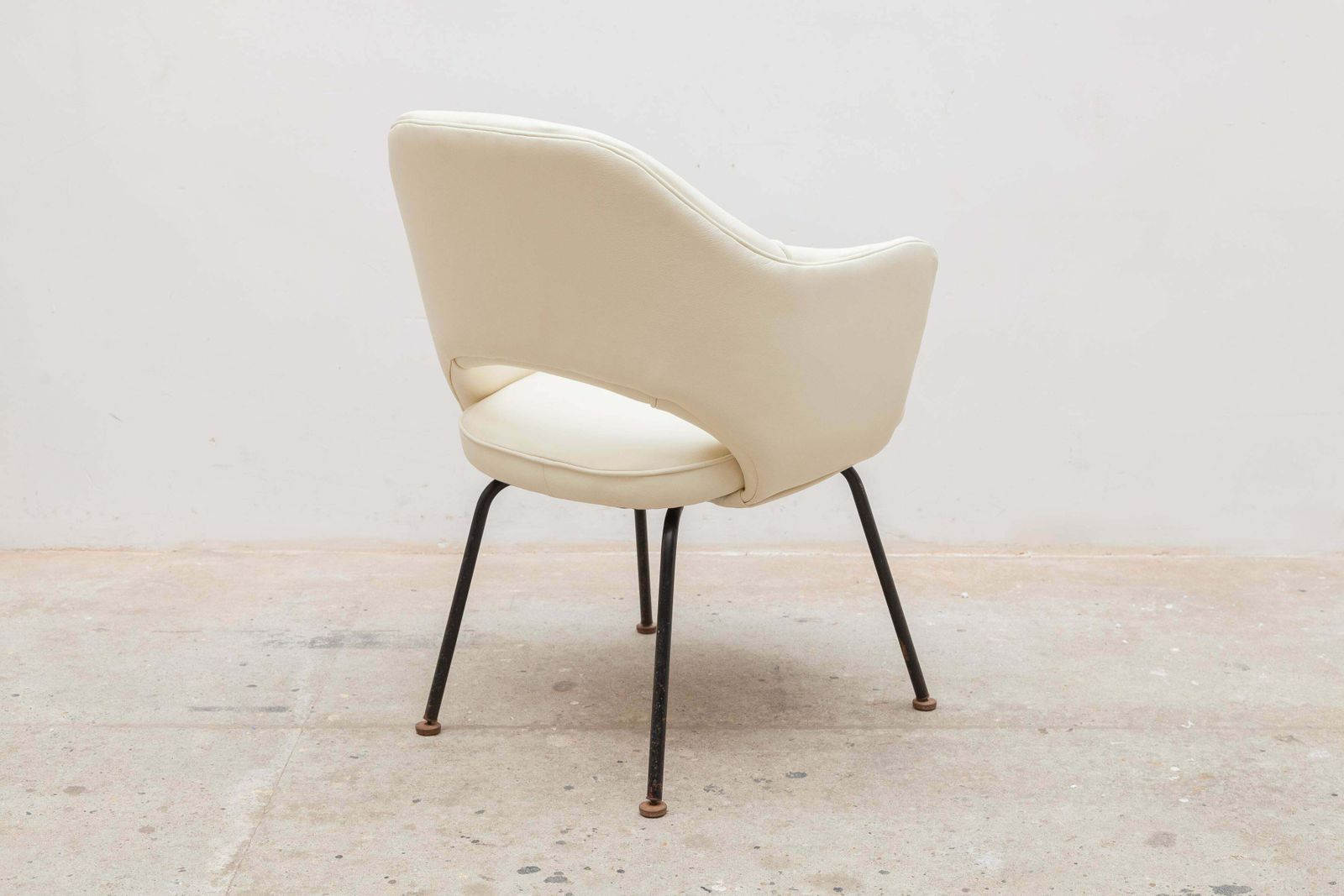 Knoll Arm Desk, Conference Chair Designed By Eero Saarinen photo 1723.0