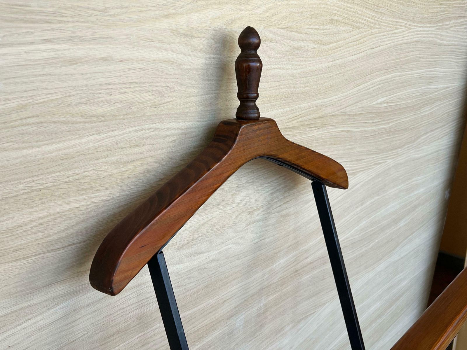 photo for sale Valet de chambre vintage en bois de hêtre et fer, dans le style de Ico Parisi