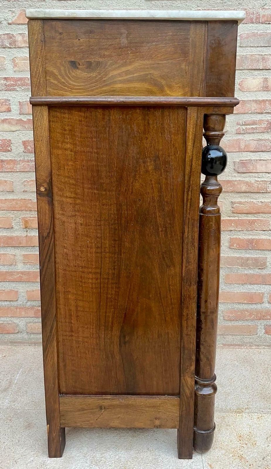 photo for sale Tables de chevet françaises en noyer, début du XXe siècle, un tiroir, plateau en marbre