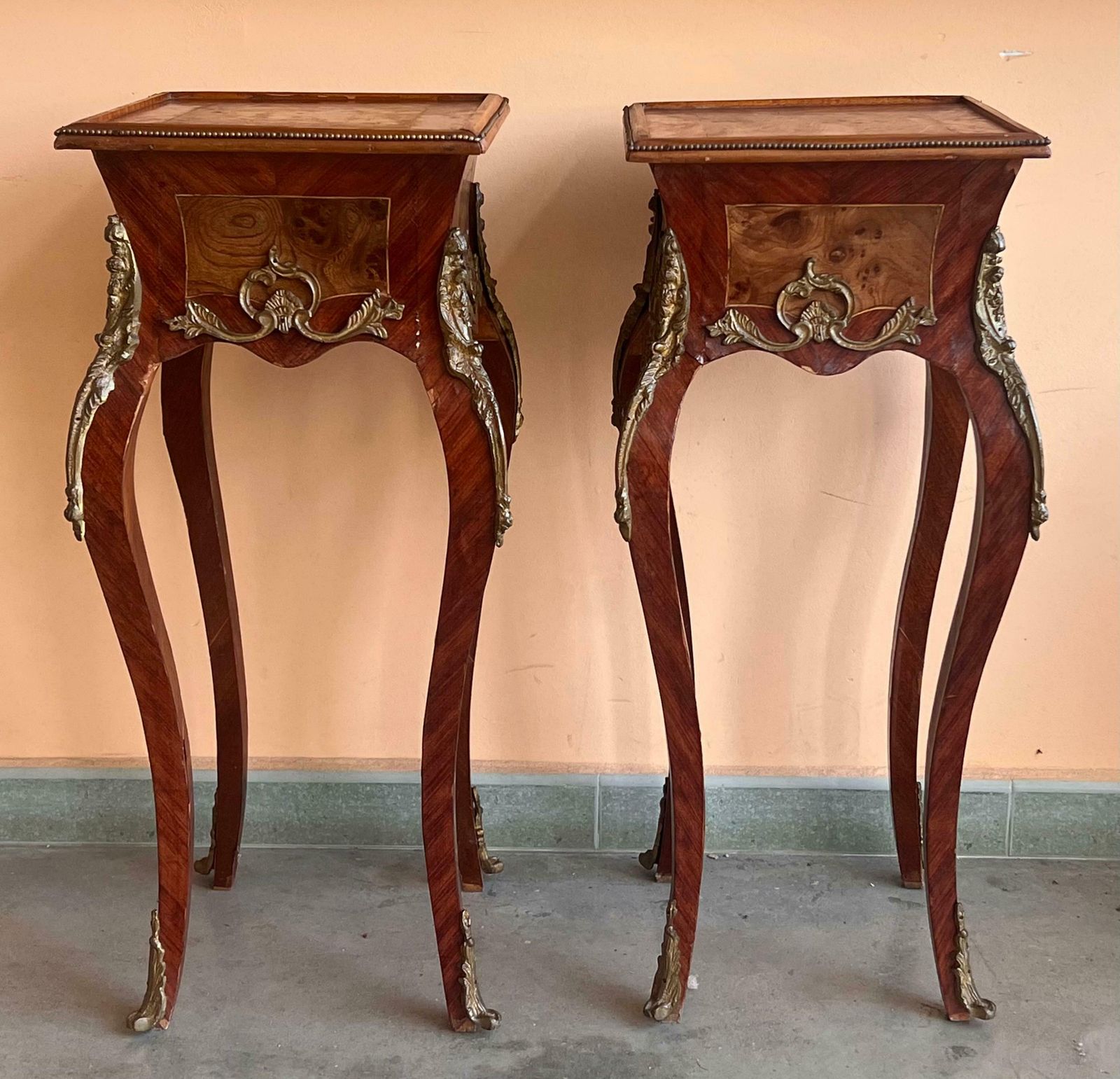 Tables de chevet de style Louis XV à marqueterie, France, 1910 photo Mobilier