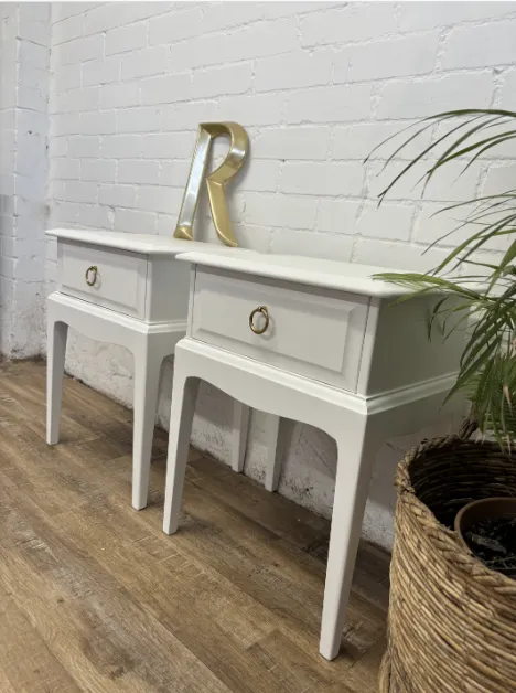 Stag Minstrel Pair Of ‘Leggy’ Bedsides Painted White photo vinterior