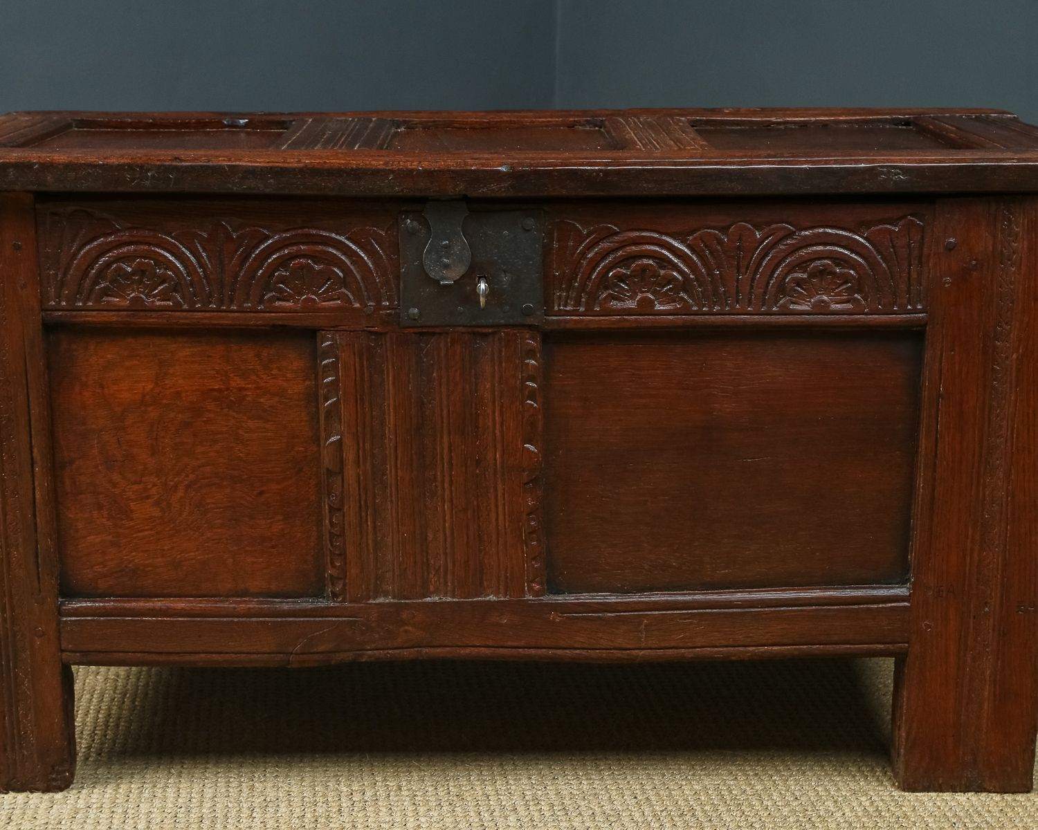 photo vintage English 18th Century Georgian Oak Joined & Panelled Coffer Chest Blanket Box (Circa 1720)