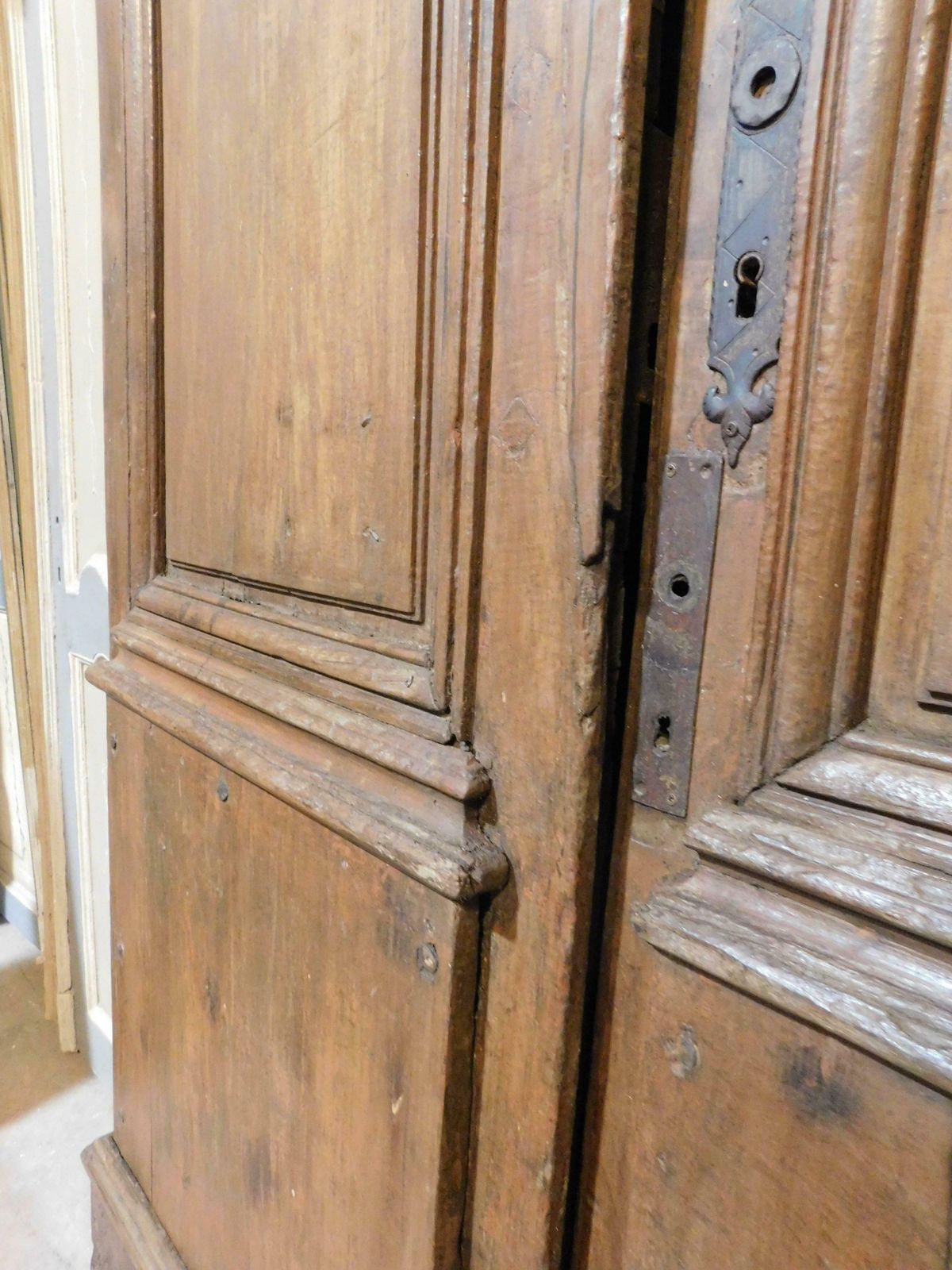 photo furniture Double Wing Entrance Main Old Door, Carved In Walnut Wood With Beam, Italy