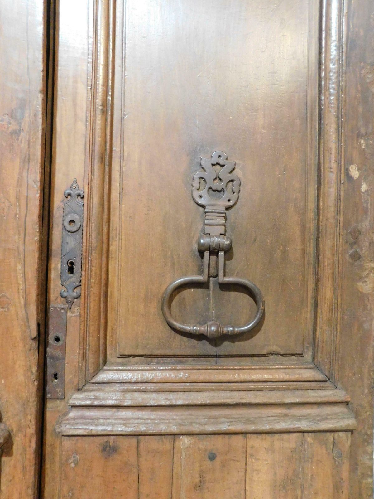 photo vintage Double Wing Entrance Main Old Door, Carved In Walnut Wood With Beam, Italy