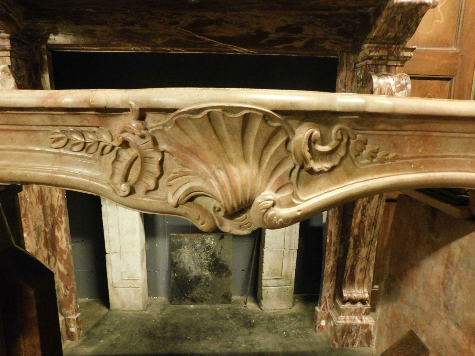 5924.0 French Fireplace Mantle In "Rosso Verona" Marble, Carved With Shell photo