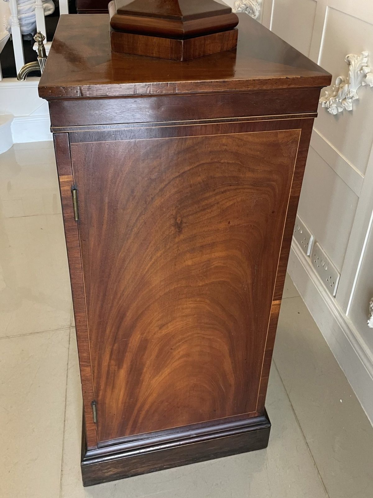 photo vinterior Rare Pair Of Antique Outstanding Quality Mahogany Inlaid Wine Urns On Original Pedestal Cupboards