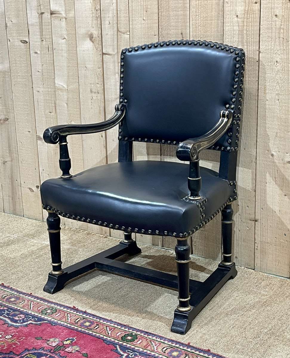 photo furniture English Armchair From The 1950s In Blackened Wood