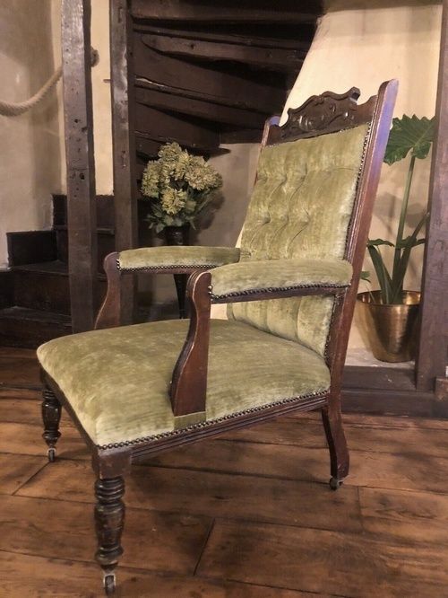 Edwardian Button Upholstered In Green Velvet Gentleman's Reading Fireside Chair. photo Furniture