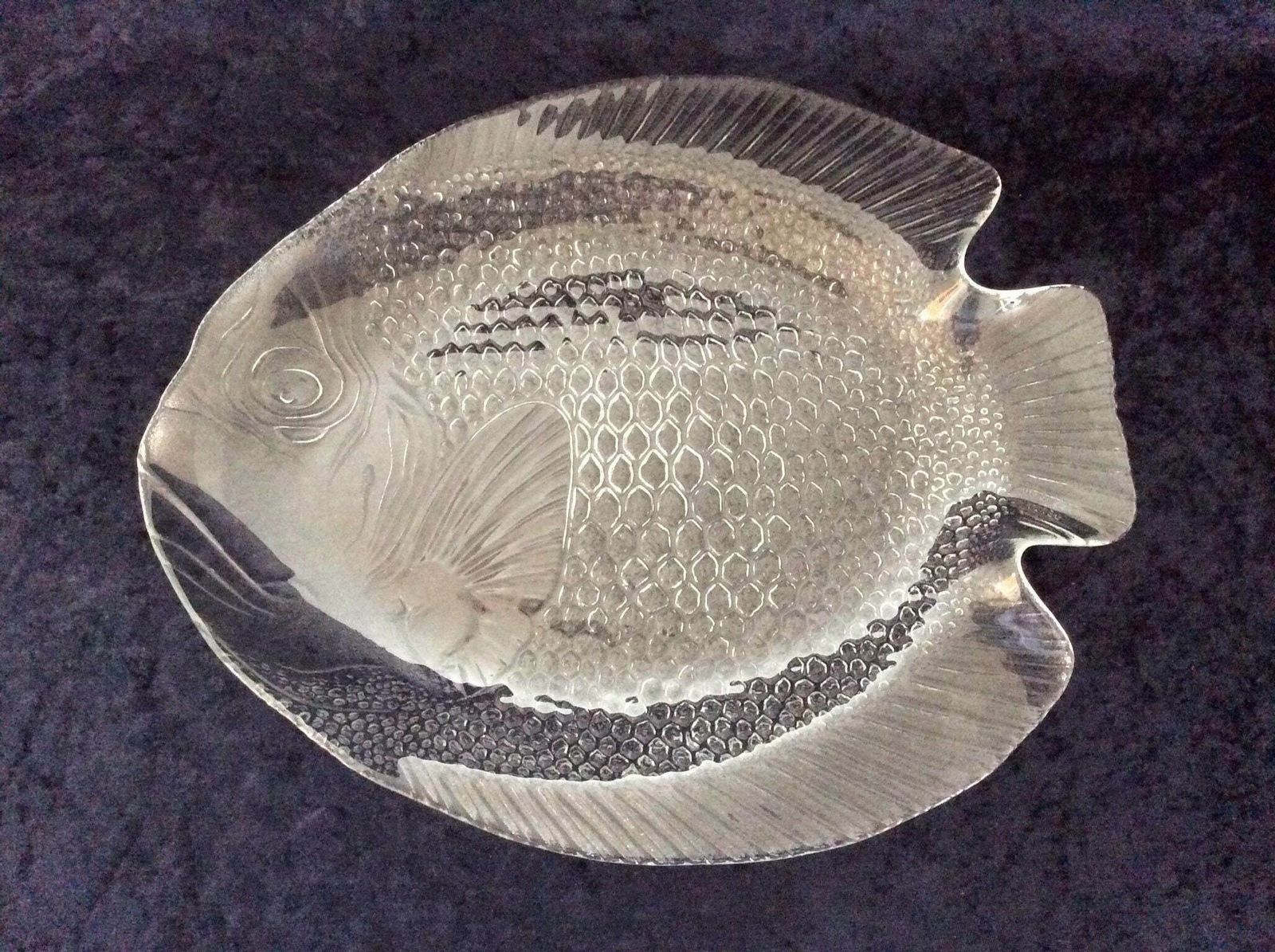 Retro 1970s Arcoroc ‘Poisson’ Set Of 7 Glass Dishes: 1 Large Platter, 6 Dinner Plates, Arcoroc Fish Plates, Arcoroc Glass Fish Poisson Plate photo for sale