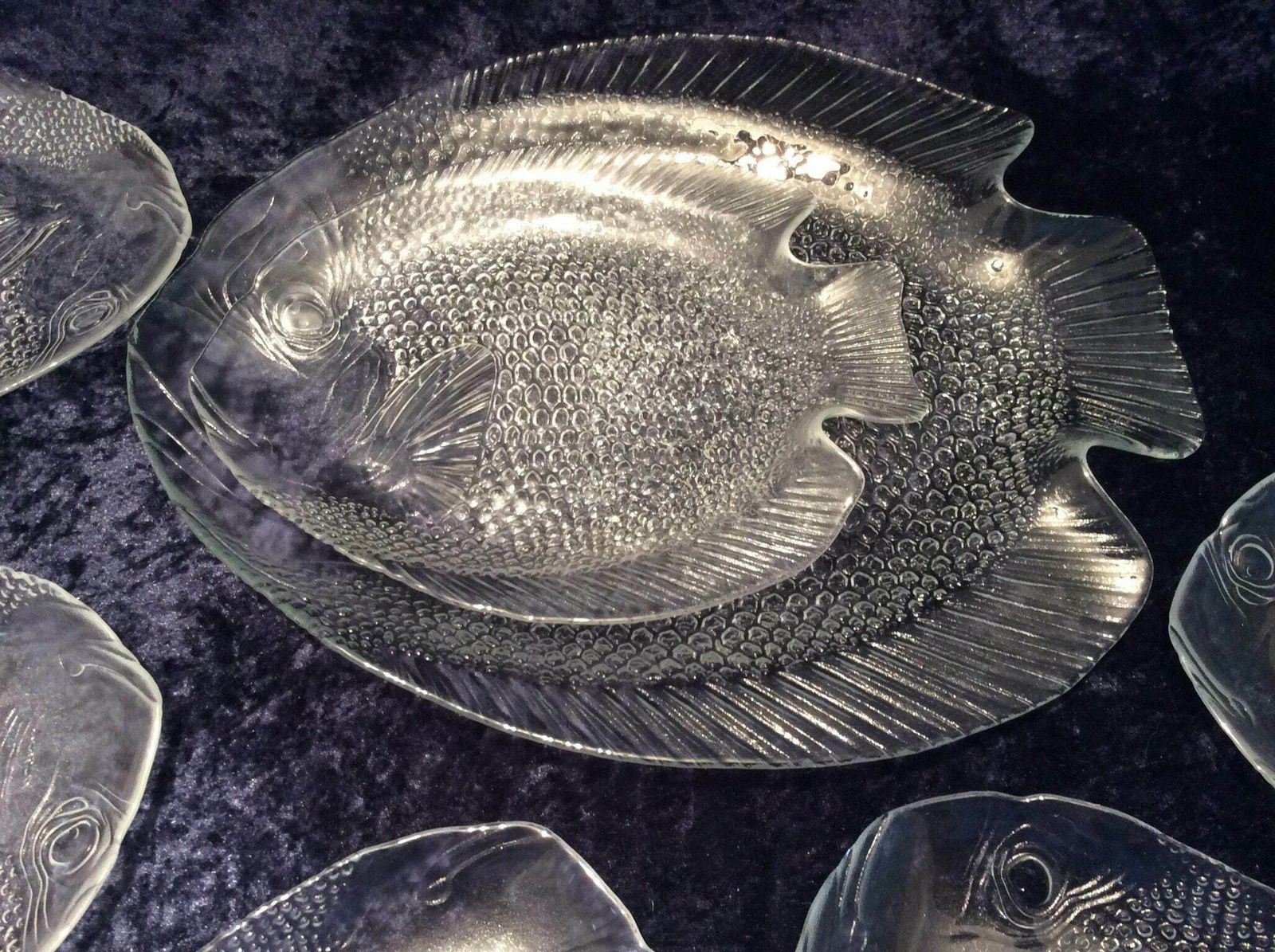 Retro 1970s Arcoroc ‘Poisson’ Set Of 7 Glass Dishes: 1 Large Platter, 6 Dinner Plates, Arcoroc Fish Plates, Arcoroc Glass Fish Poisson Plate photo vinterior