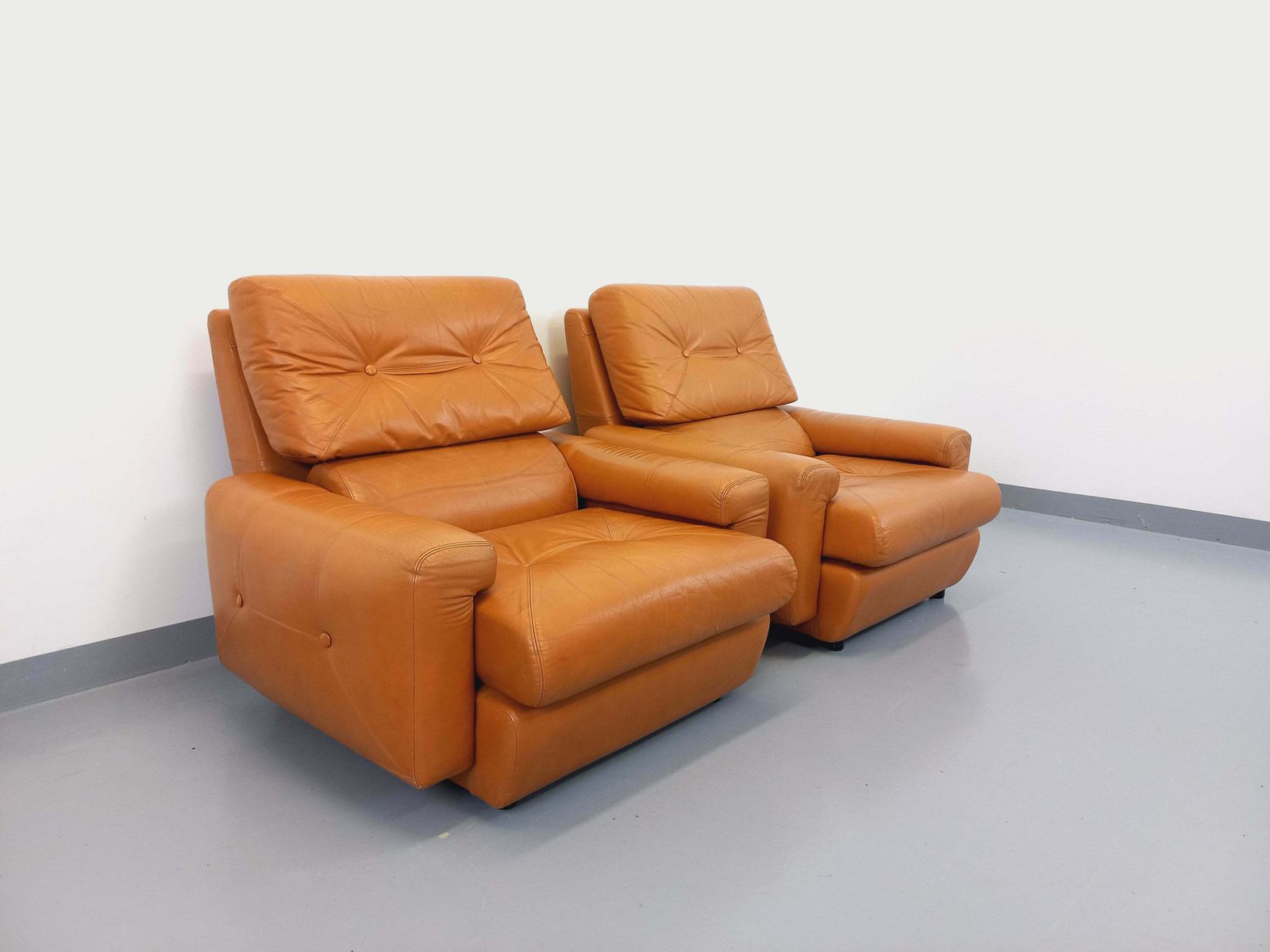 2 fauteuils lounge en cuir camel, années 1960 photo furniture
