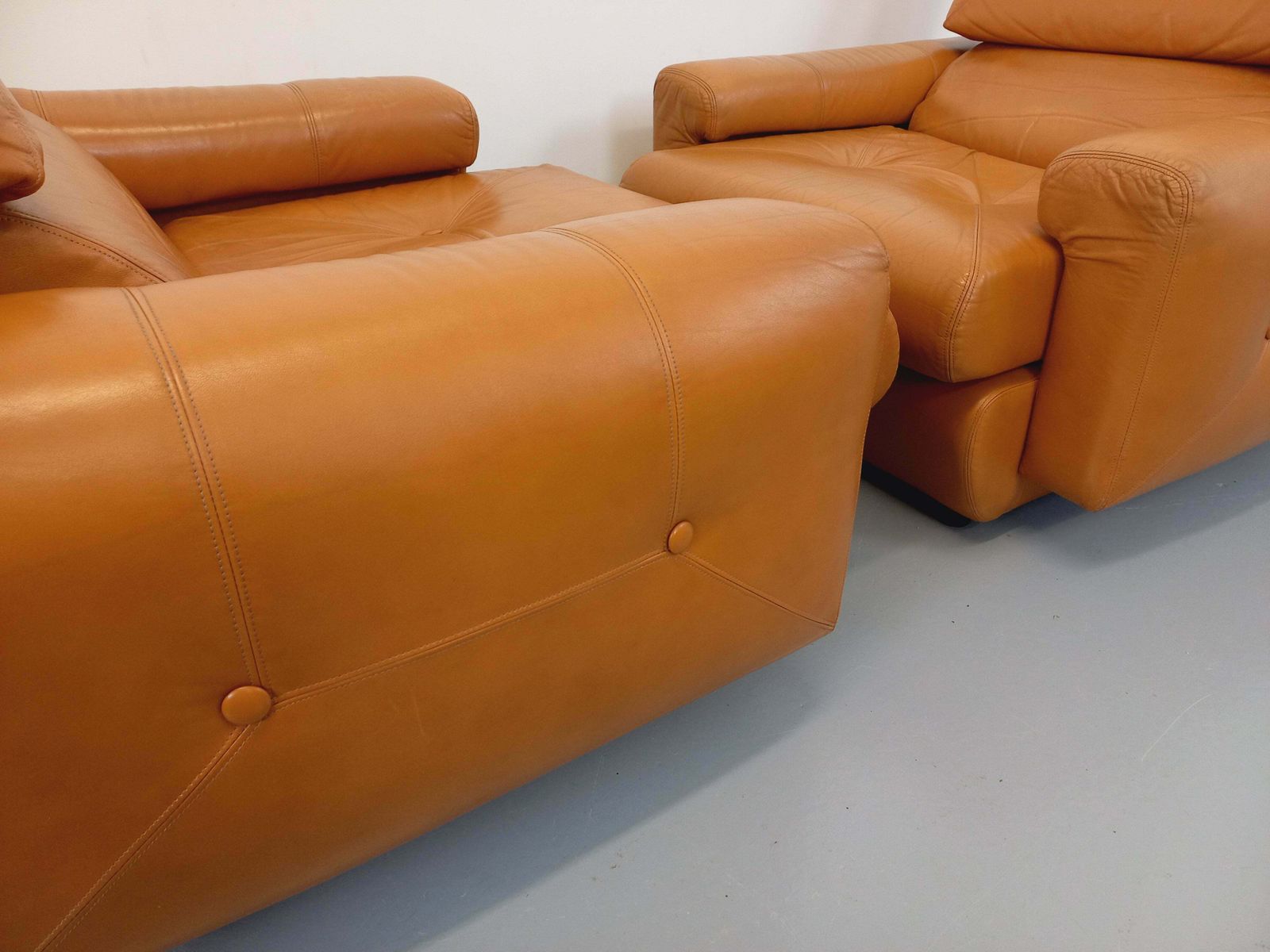 photo furniture 2 fauteuils lounge en cuir camel, années 1960
