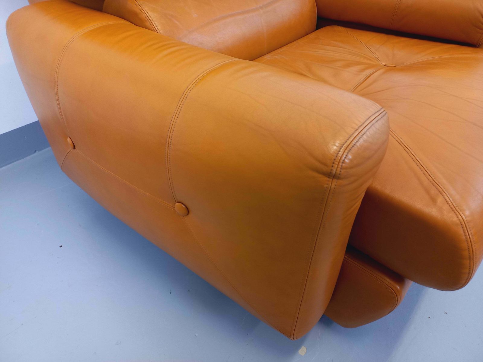 photo for sale 2 fauteuils lounge en cuir camel, années 1960