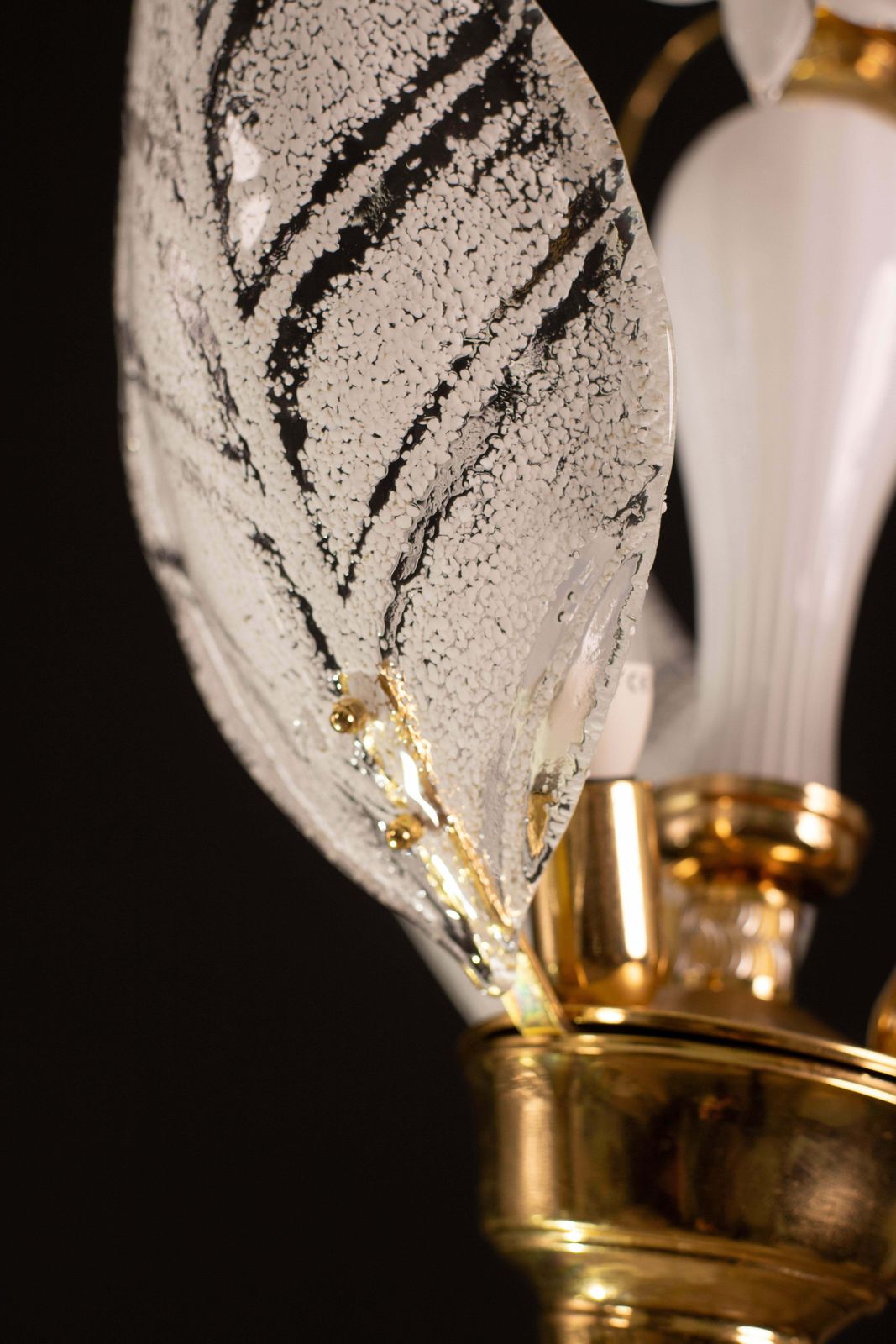 photo vintage Elegant Murano Chandelier With White Flowers And Leaves, 1970