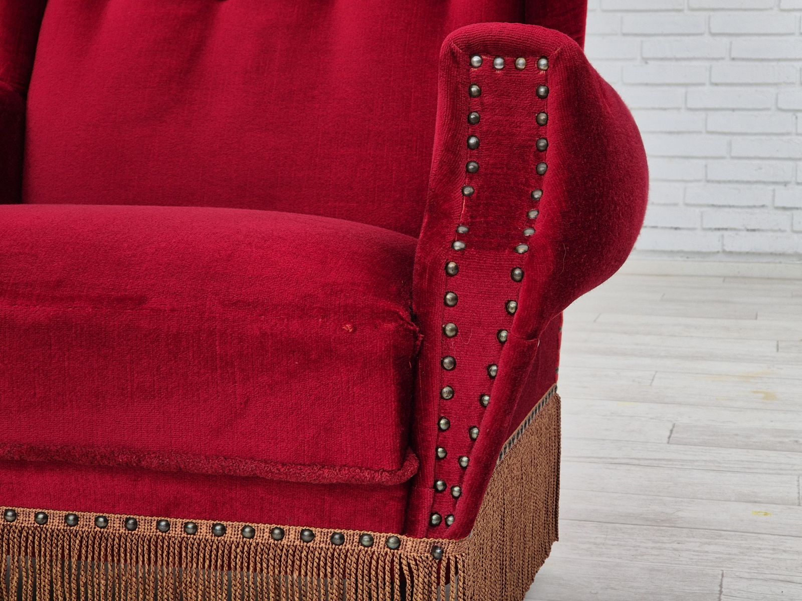 Jaren 1960, Deense Wingback Fauteuil, Meubilairvelours, Eikenhouten Poten. photo for sale