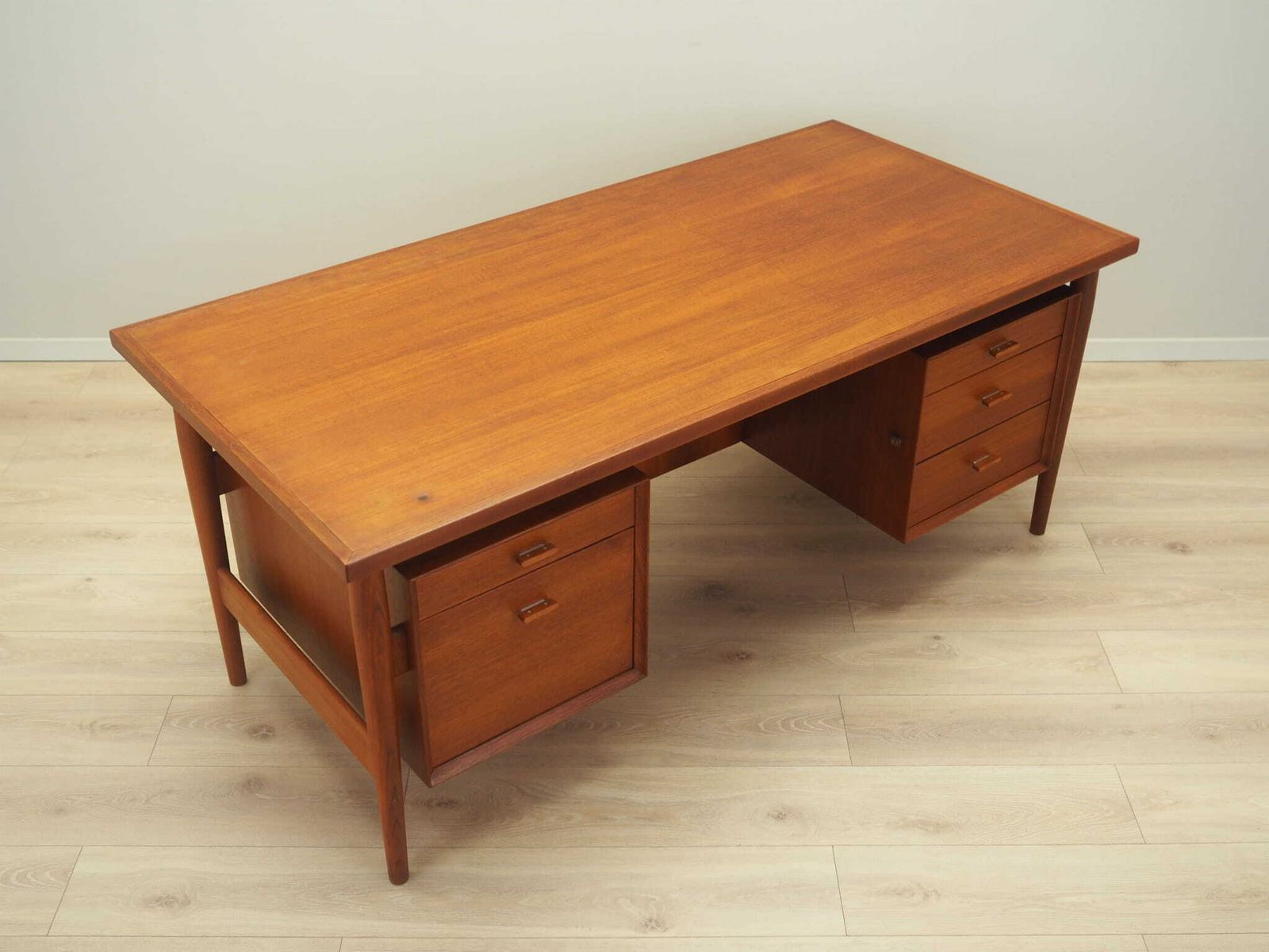 Teak Desk, Danish Design, 1960s, Designer: Arne Vodder, Production: Sibast photo vinterior