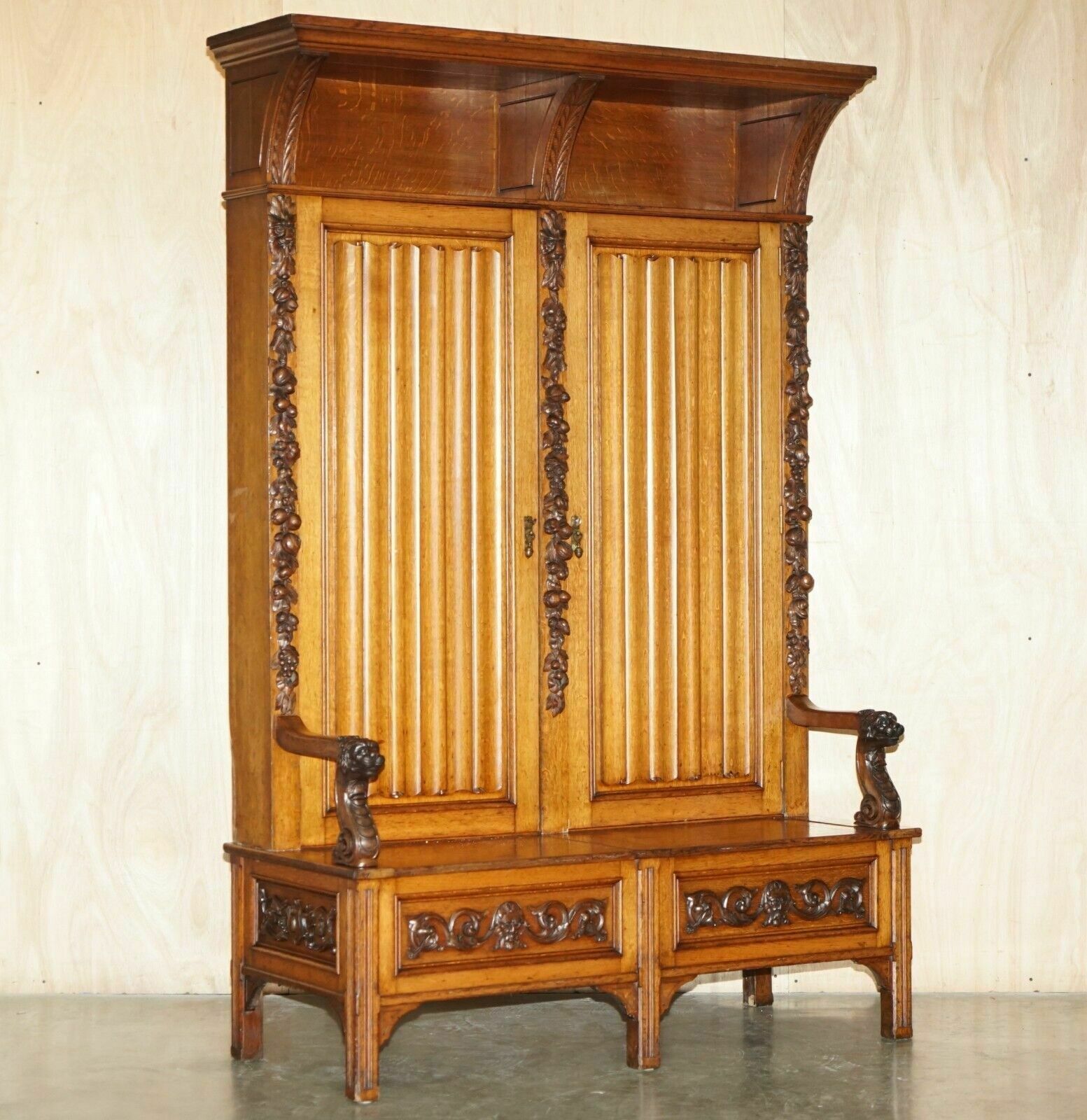 Finest Quality Hampton & Son's Antique Victorian Walnut Hand Carved Bacon Settle