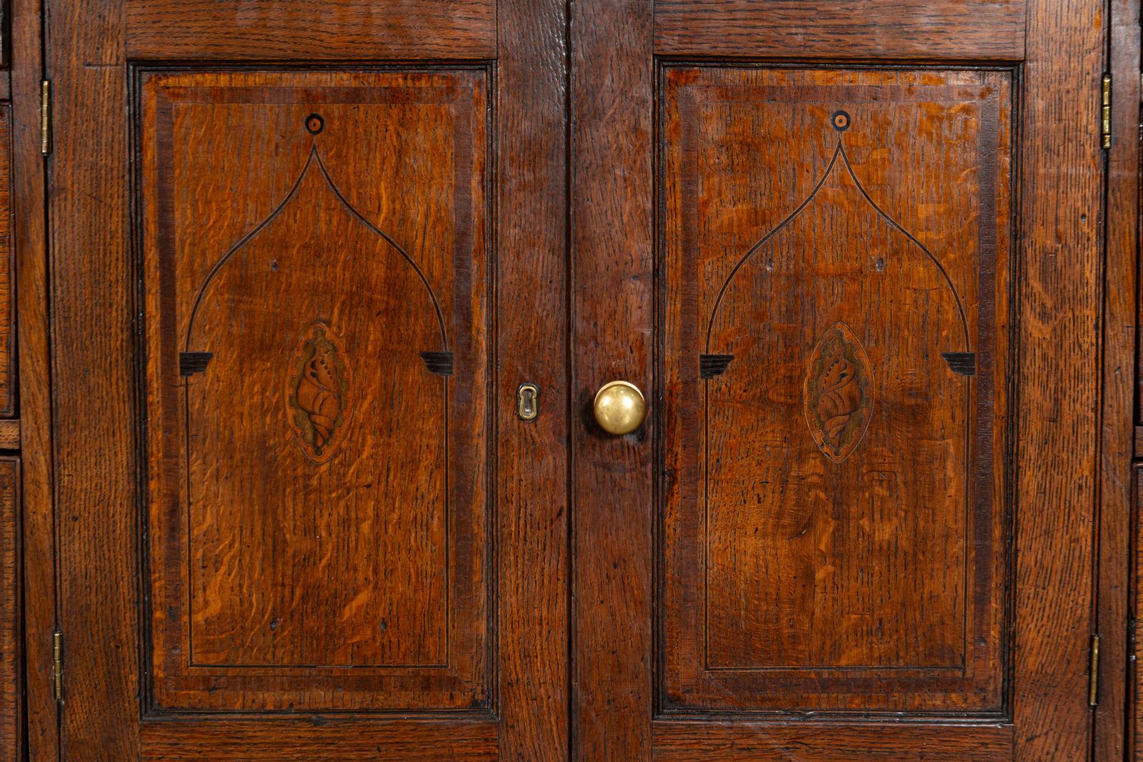 photo vinterior Large English George III Oak Inlaid Dresser Base