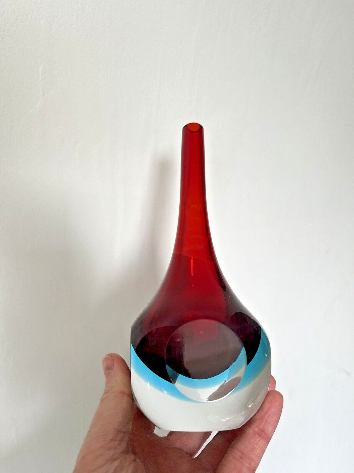 photo vinterior Unusual Vintage Red & Blue Sommerso Round Faceted Glass Bud Vase Murano Style Cenedese Formia Oball 5th Avenue Fifth Ave