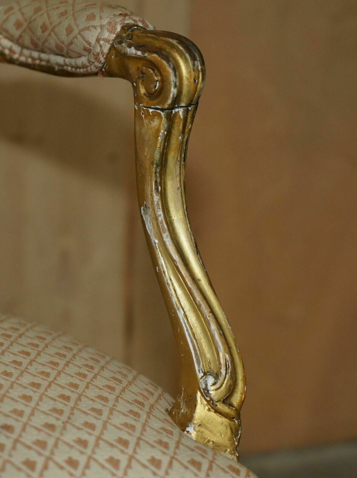 photo furniture Fine Gold Giltwood 18th Century Claw & Ball Feet Carved Antique Bergere Armchair