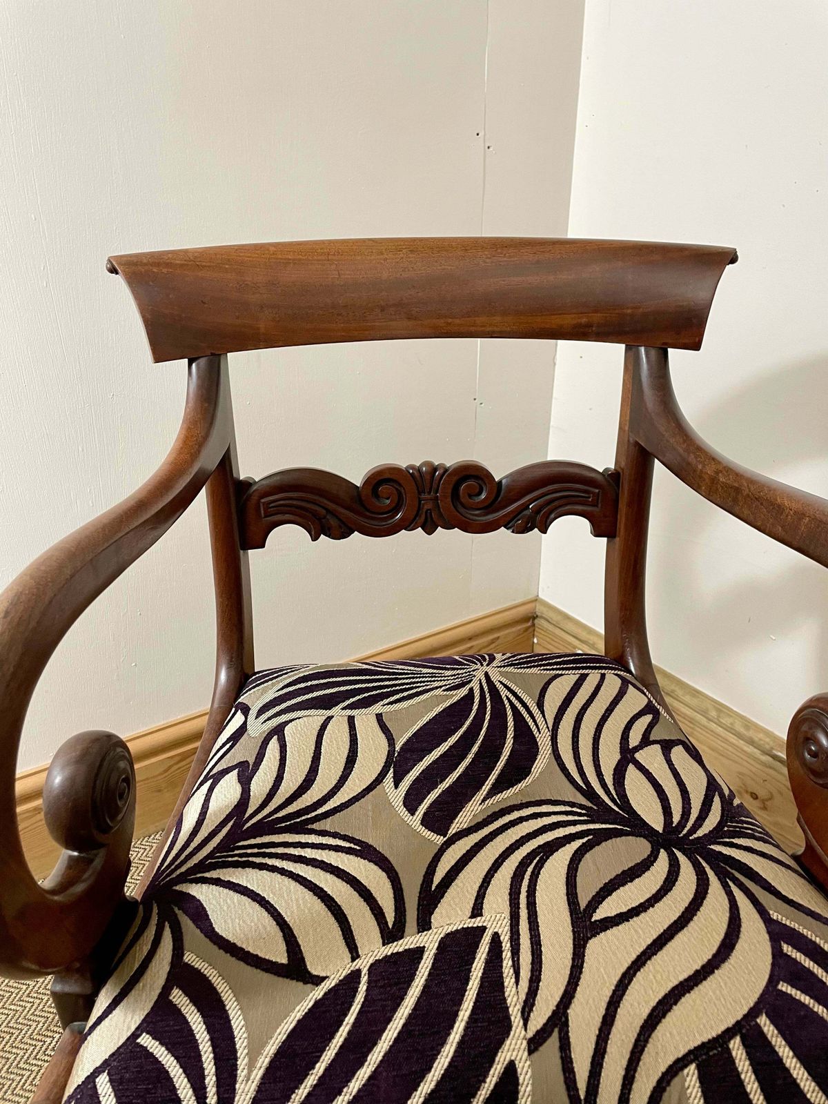 Victorian Antique Scroll Arm Chair: A Blend Of Comfort And Timeless Elegance photo vinterior