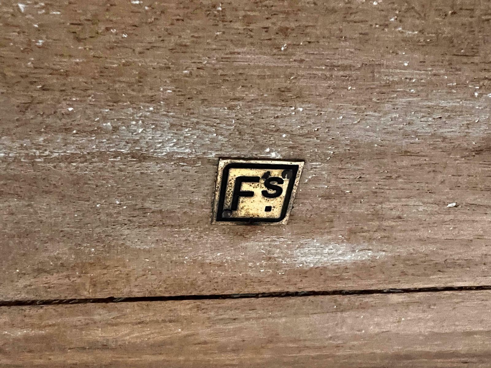 Table pliante d'extérieur en fer laqué façon oxyde, signée photo furniture