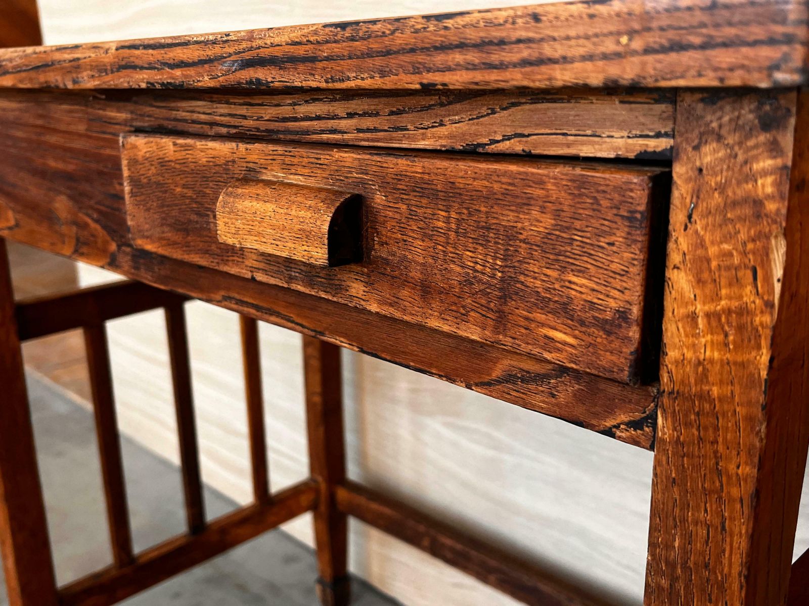 Table d'appoint ou bureau folk art, Scandinavie, début du XIXe siècle photo buy
